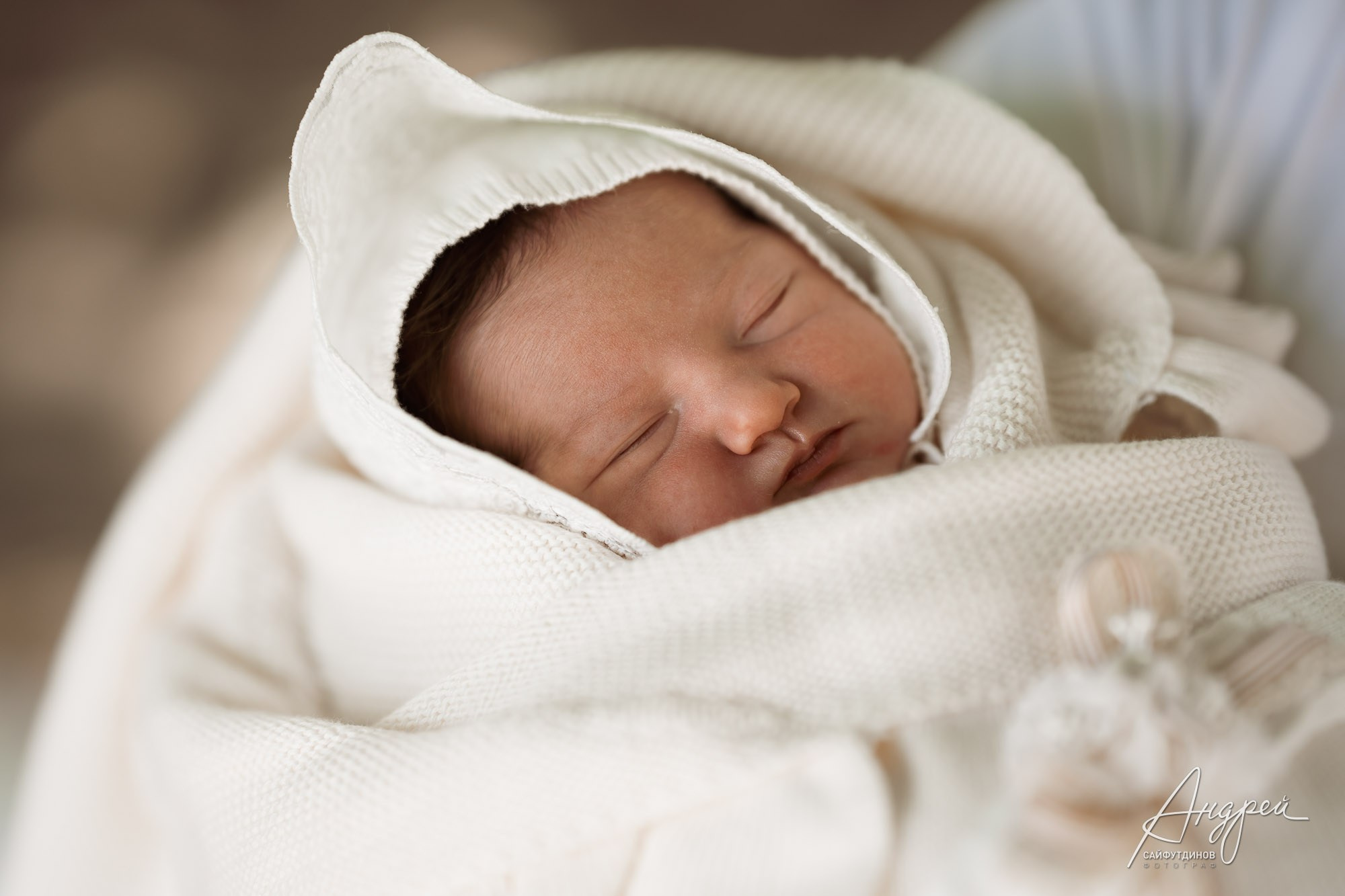 Спящий новорожденный в белом одеяле с капюшоном, домашняя фотосессия в Ростове-на-Дону.