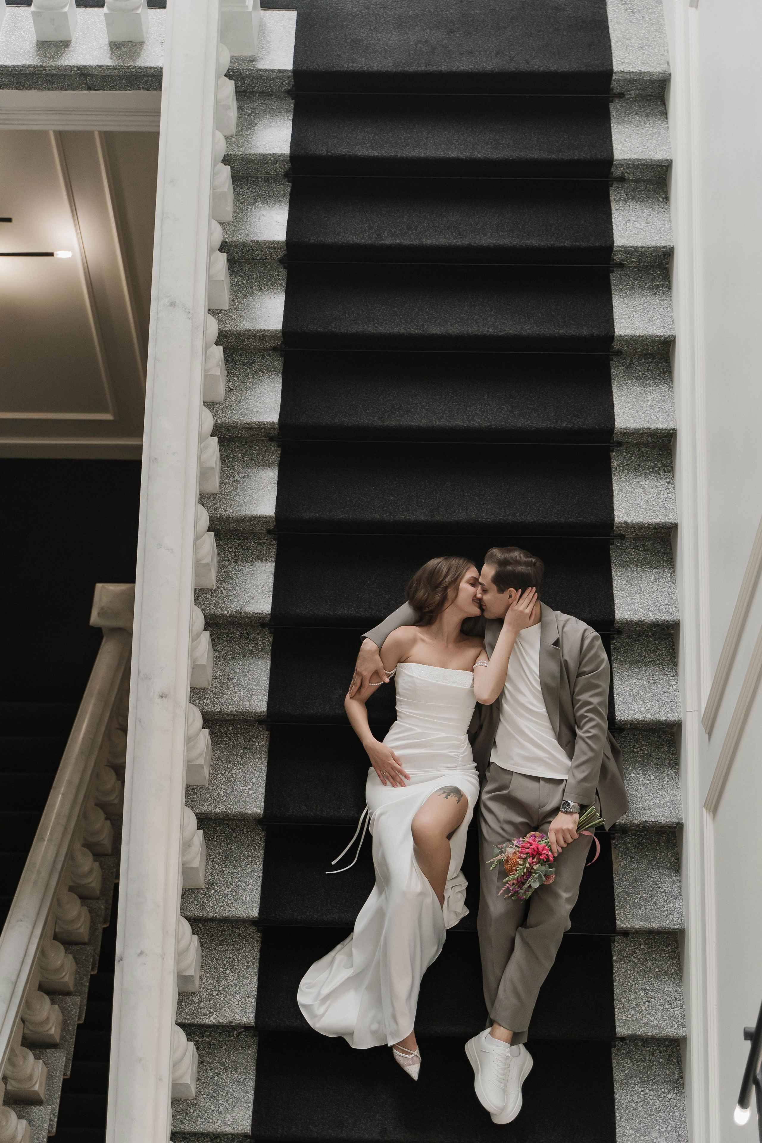 Свадебная фотосессия в Казани: молодожены на лестнице