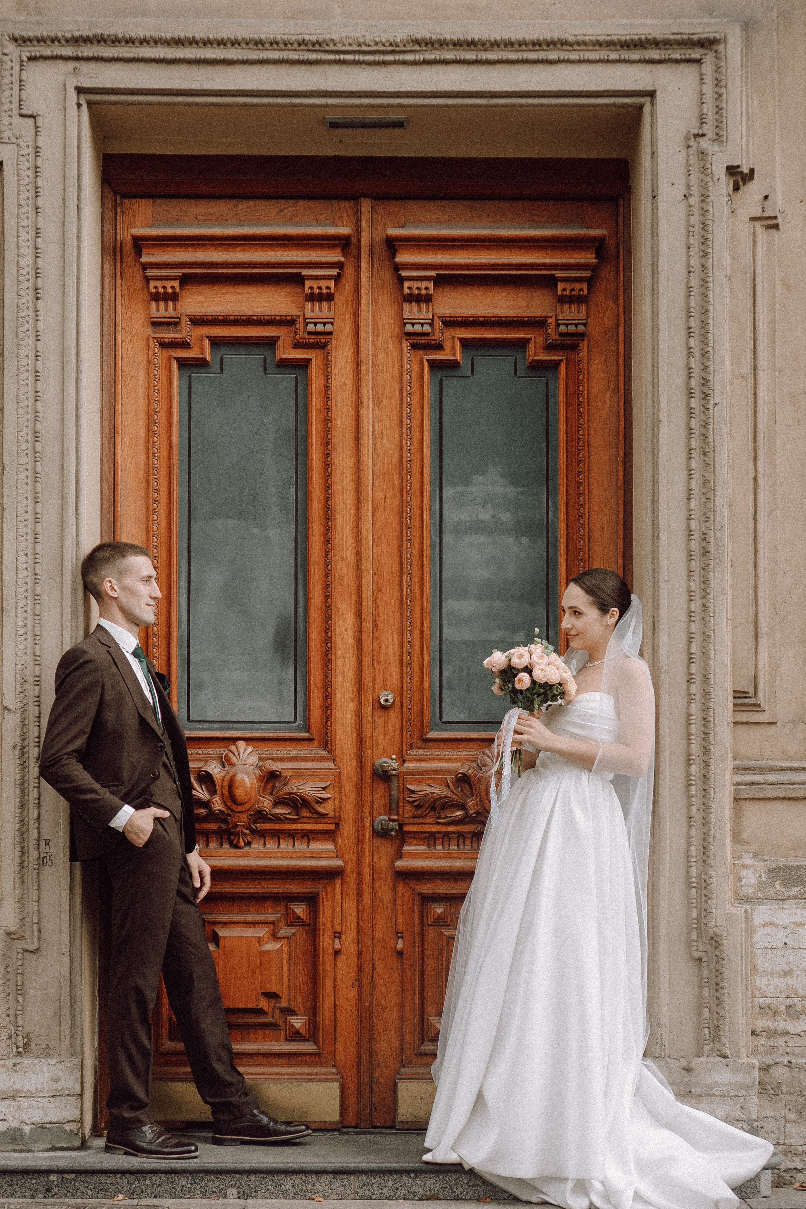 СВАДЕБНАЯ ПРОГУЛКА В САНТК-ПЕТЕРБУРГЕ (ИСАКИЕВСКИЙ СОБОР, ЗИМНЯЯ КАНАВКА, ЭРМИТАЖ И БОЛЬШАЯ МОРСКАЯ УЛИЦА). Профессиональный фотограф, Санкт-Петербург — Виктория Богомолова