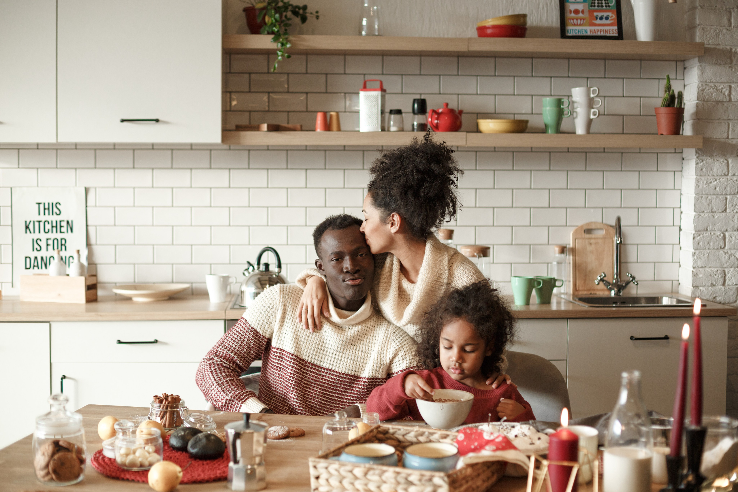 Семейная студийная фотосессия на кухне. Свадебный и семейный фотограф Скрынник Светлана