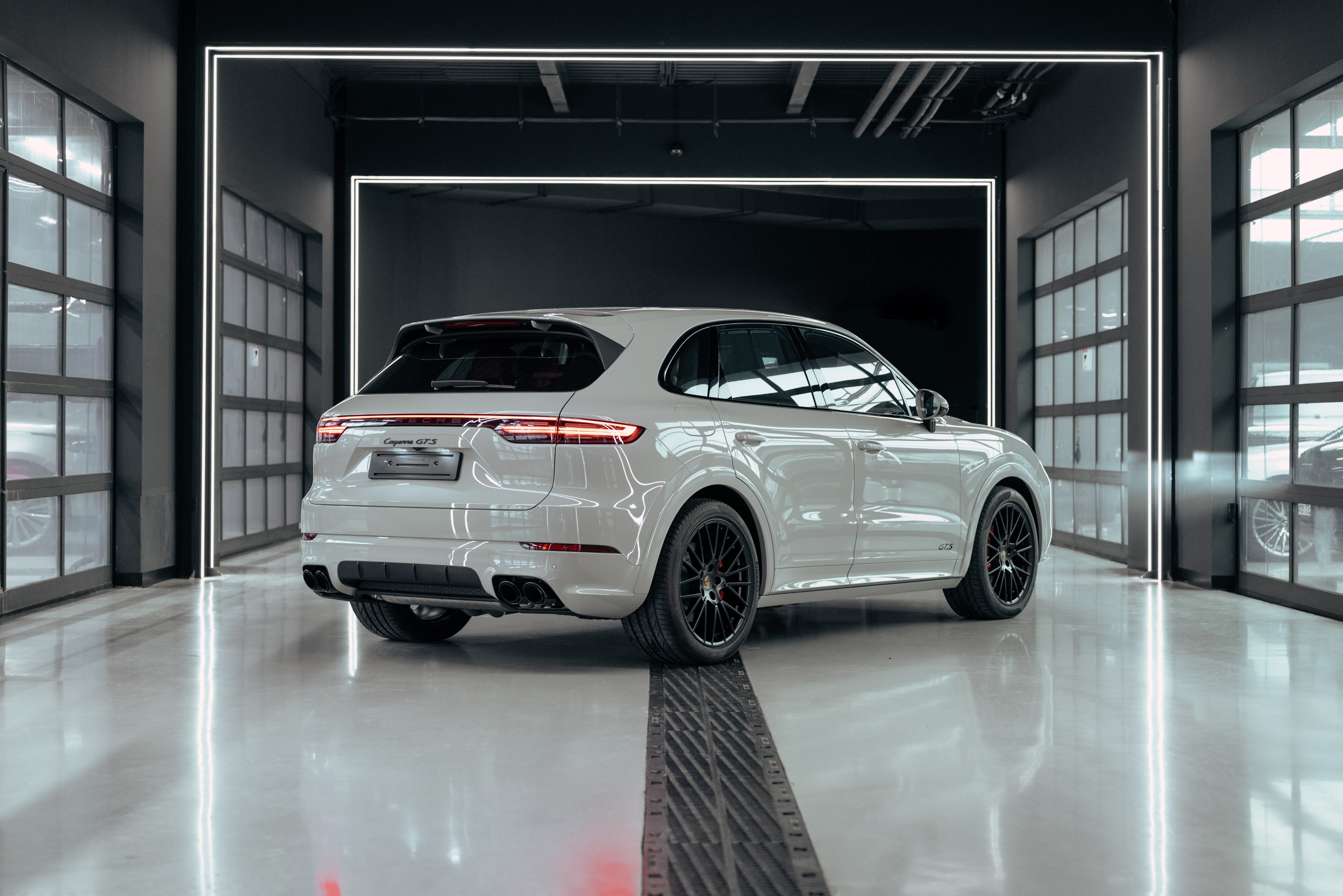 Porsche Cayenne GTS grey on red. DeLorein