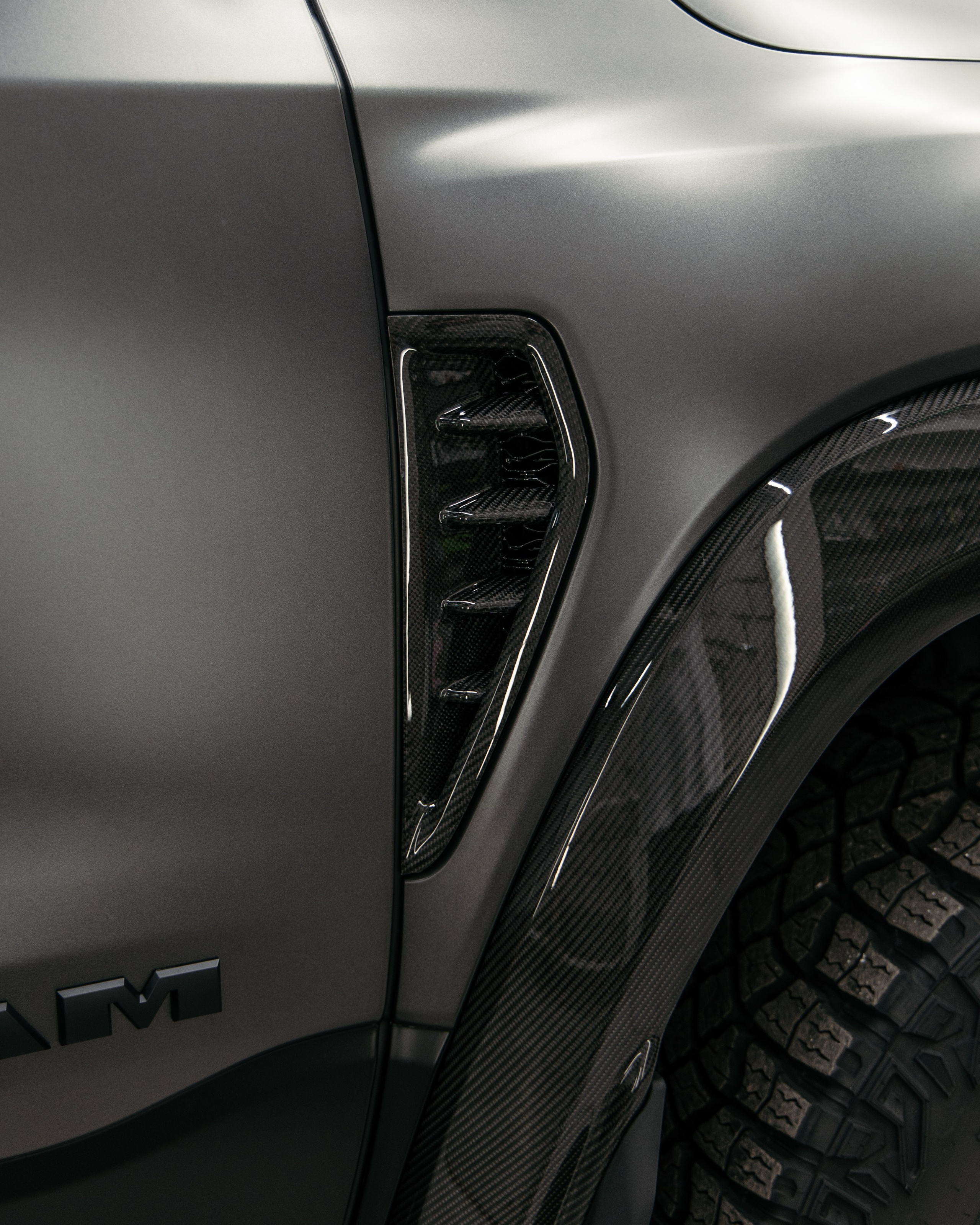 Ram TRX ламинация карбоном внешних элементов кузова, салона и установка распорки. DeLorein