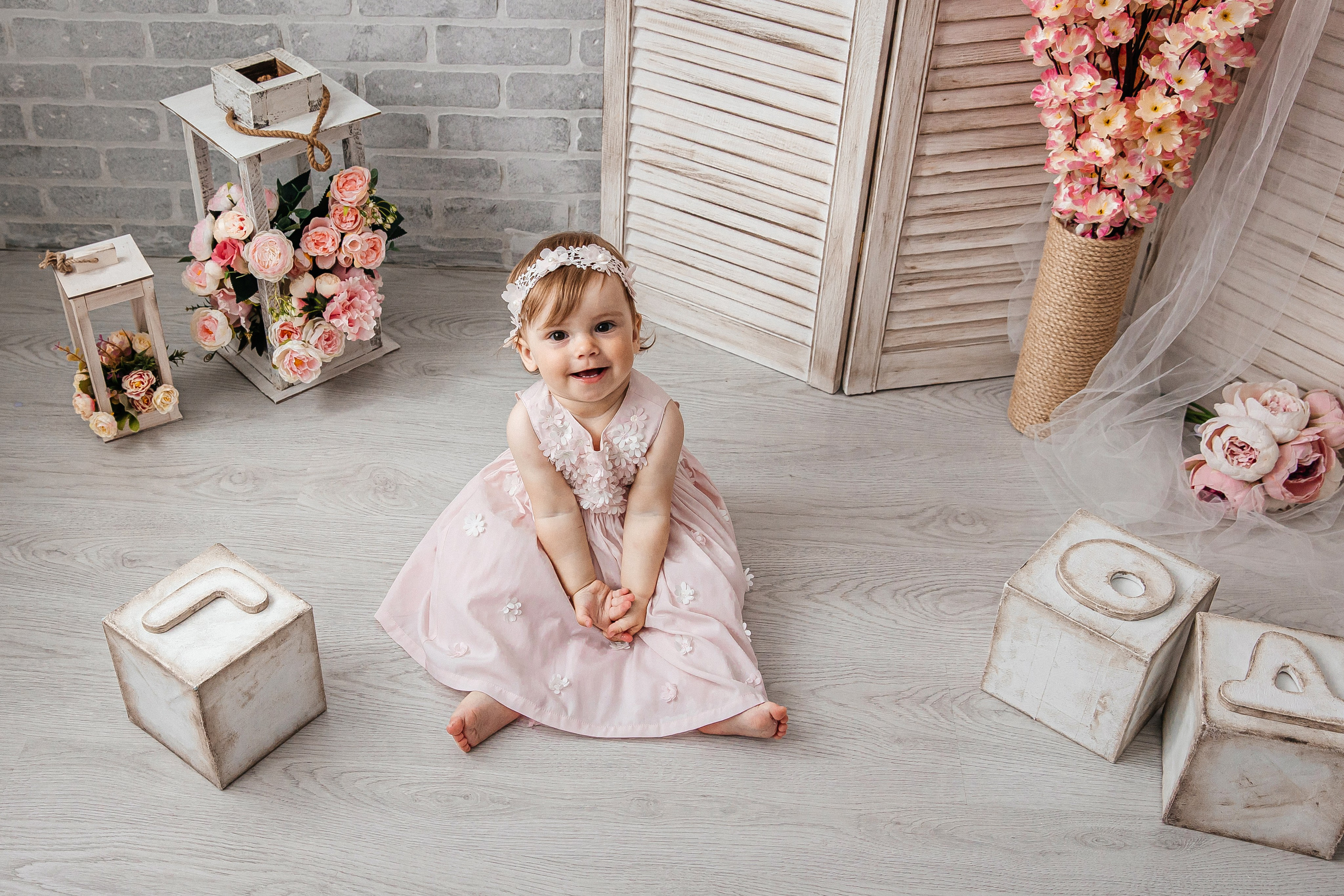 Минимализм (единичка, буквы-кубики, отдельный реквизит на фоне). Детский фотограф, выпускные альбомы в Нижнем Новгороде Бодягина Мария