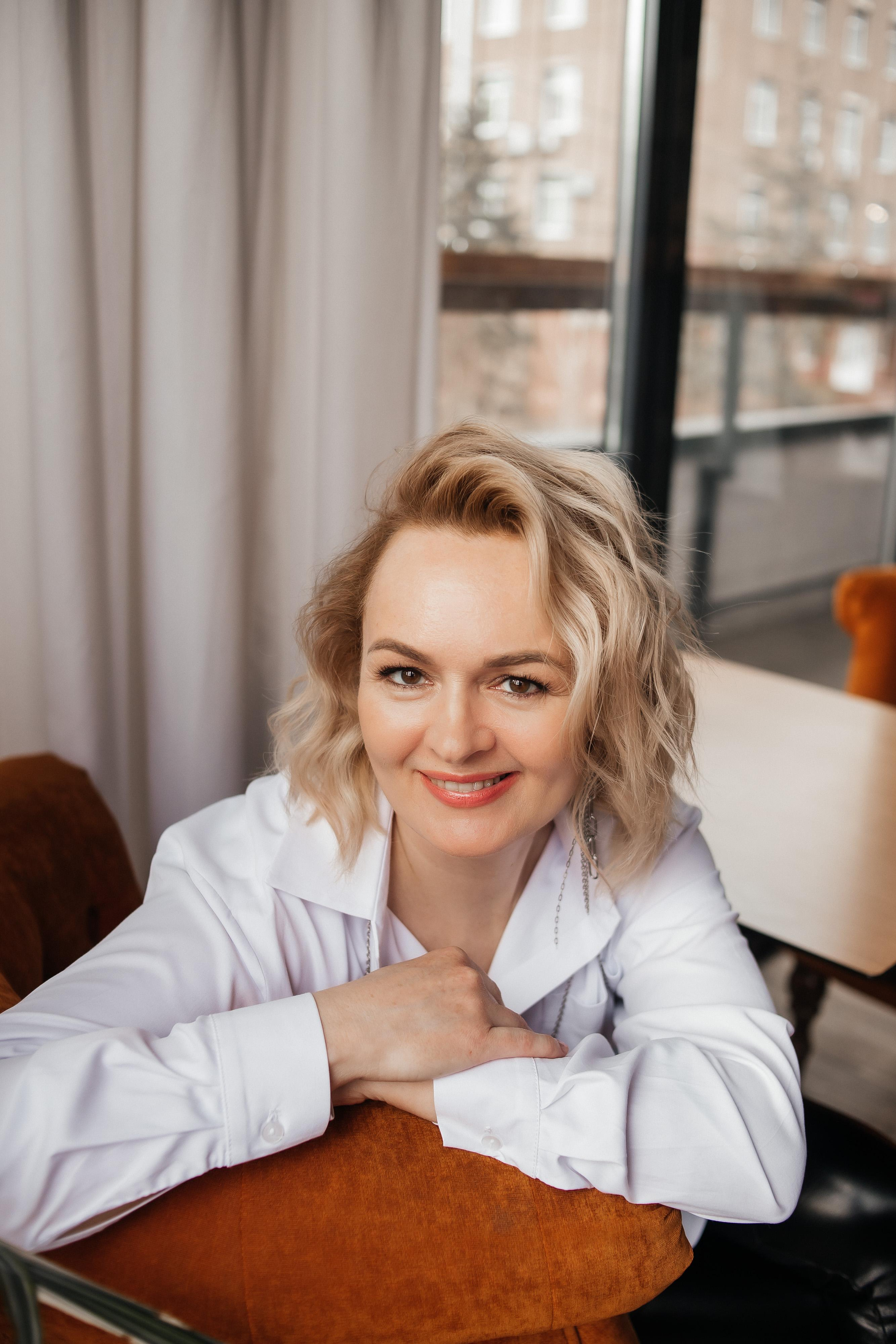 Кофейня, прогулка, ветер. Креативный и женский Фотограф Омске Наталья Лебедева