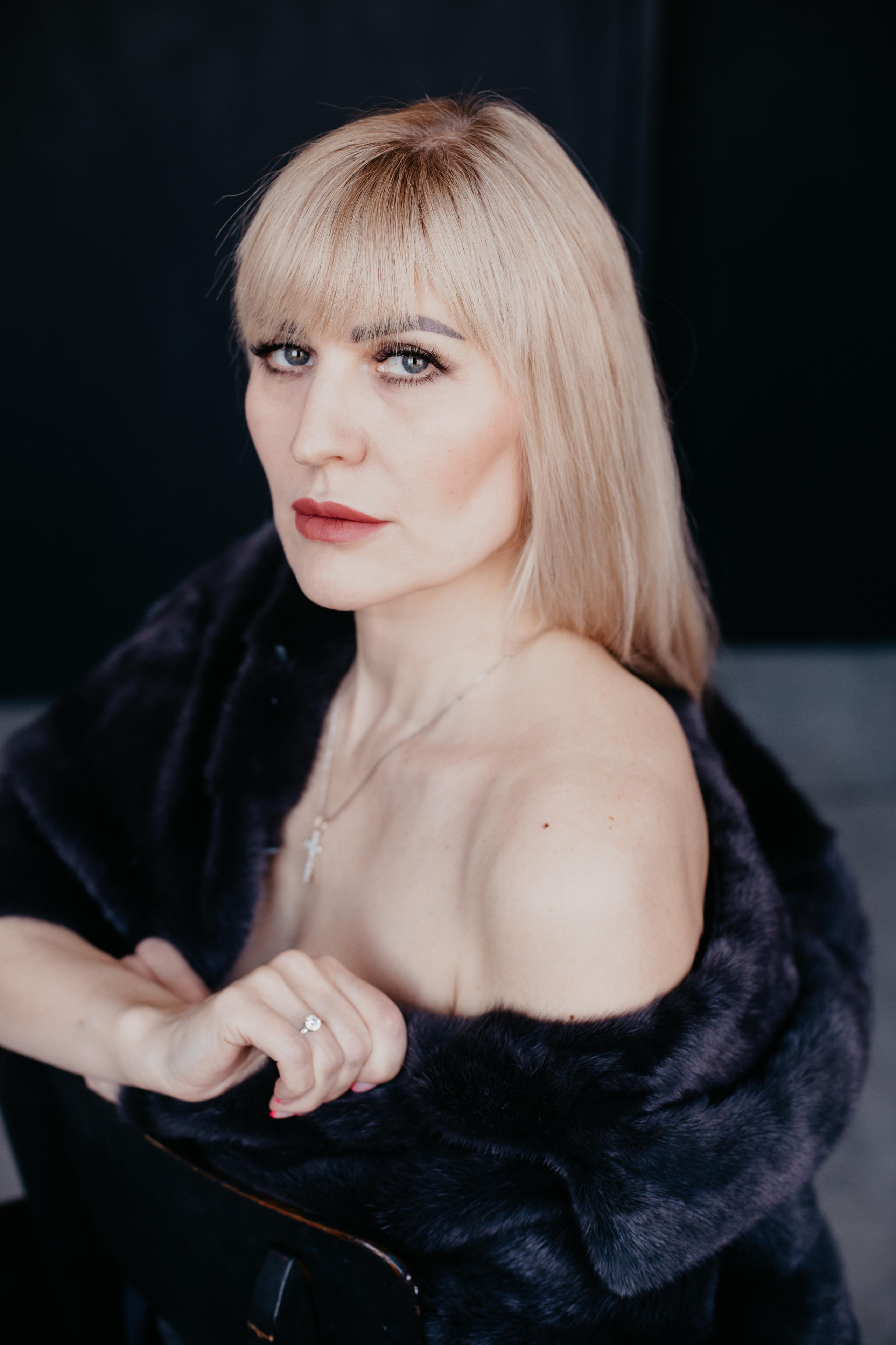 Минимализм в студии. Креативный и женский Фотограф Омске Наталья Лебедева