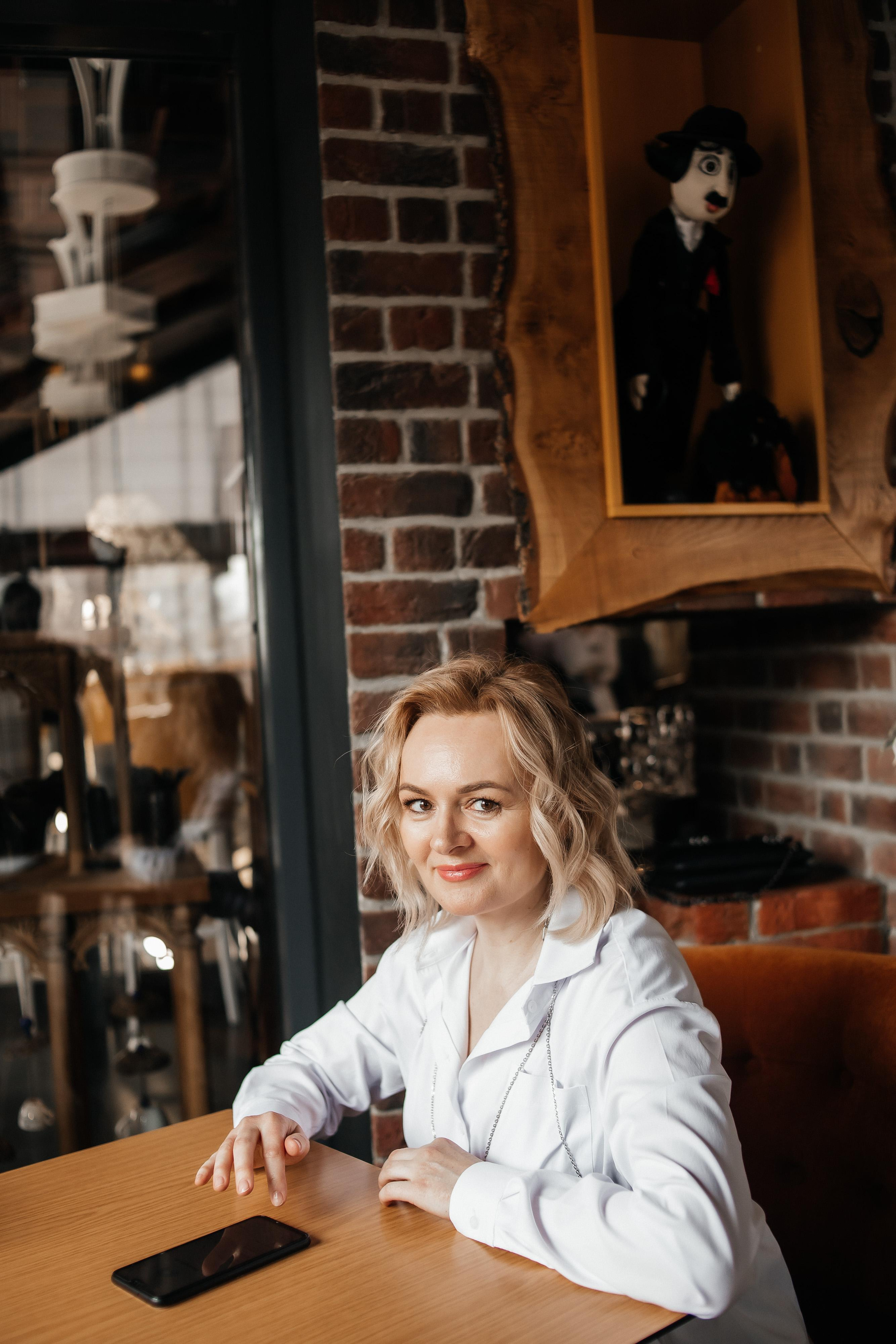 Кофейня, прогулка, ветер. Креативный и женский Фотограф Омске Наталья Лебедева