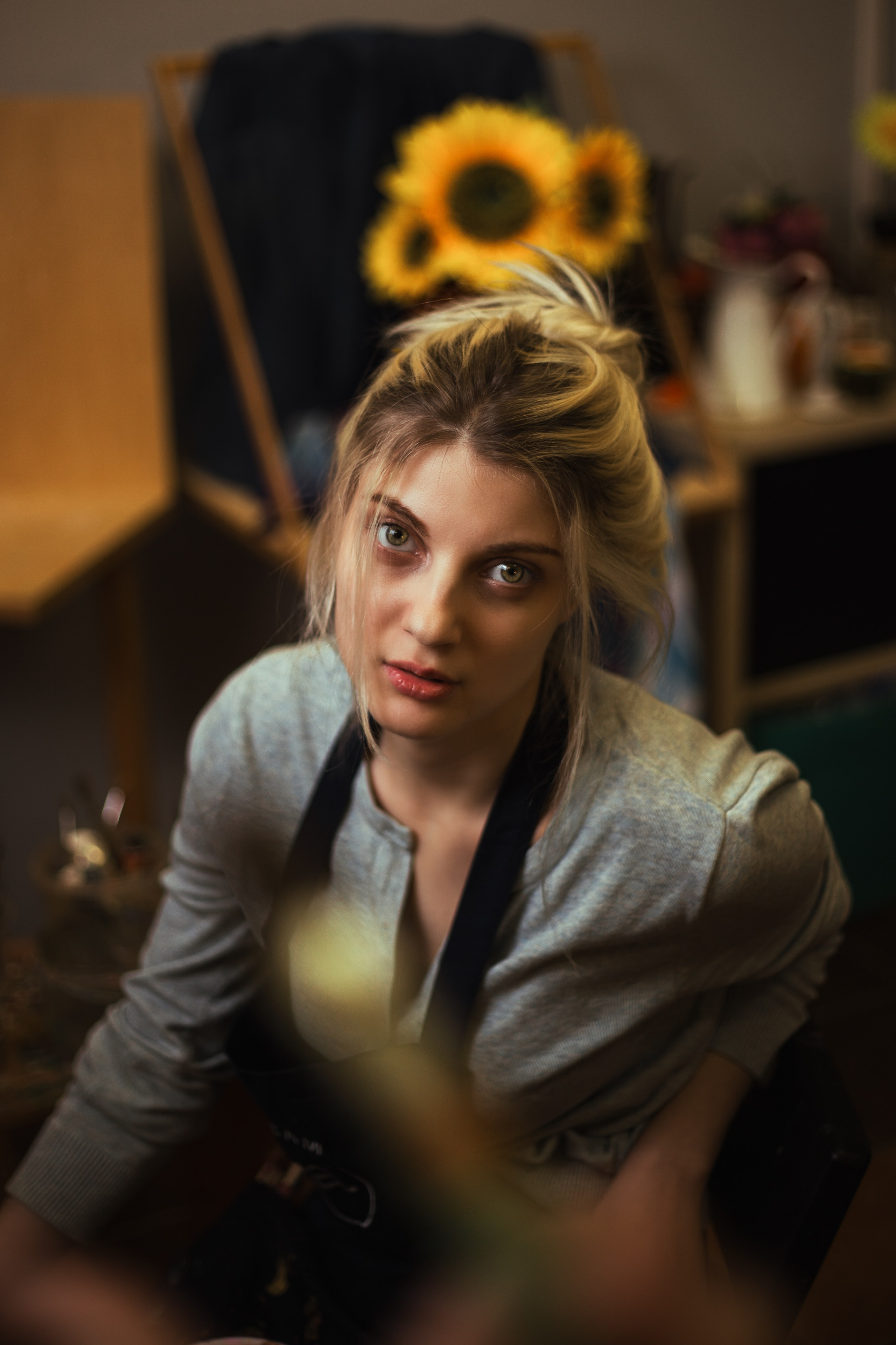 Погрузитесь в мир искусства: девушка рисует в студии, окруженная красками и кистями. Эмоциональные и вдохновляющие моменты, запечатленные в фотографиях. Откройте для себя атмосферу творчества и искусства в нашем альбоме 'Художественная атмосфера'. Девушка, Красивая дувушка, Красотка, Хужожесвенная, Художественная сутдия, Мальберт, Рисование, Краски, Фотосессия, Блоднинка, Творческая, Студия, Чудеево, Кофе, Кисти, Акверель, Портрет, Картина, Исскуство, Позирование, 