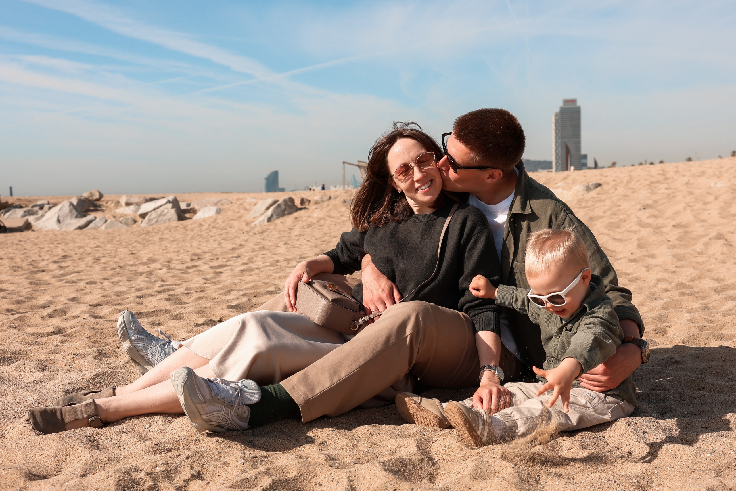 Seashore with a toddler. Natalia Zhuravleva|family, newborn, maternity photographer in Barcelona