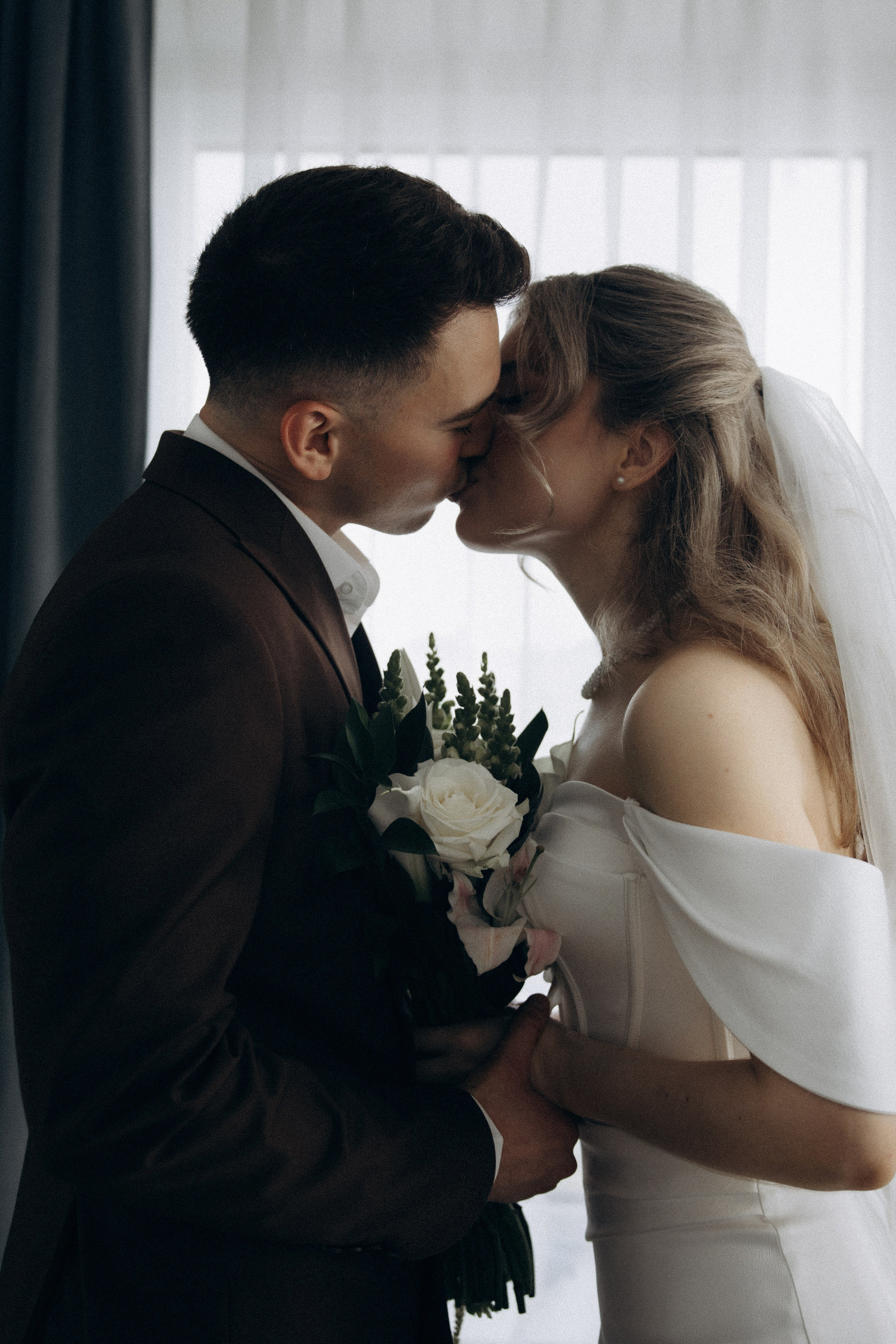 Свадебная фотосессия в стильном лифте элитного дома Москвы