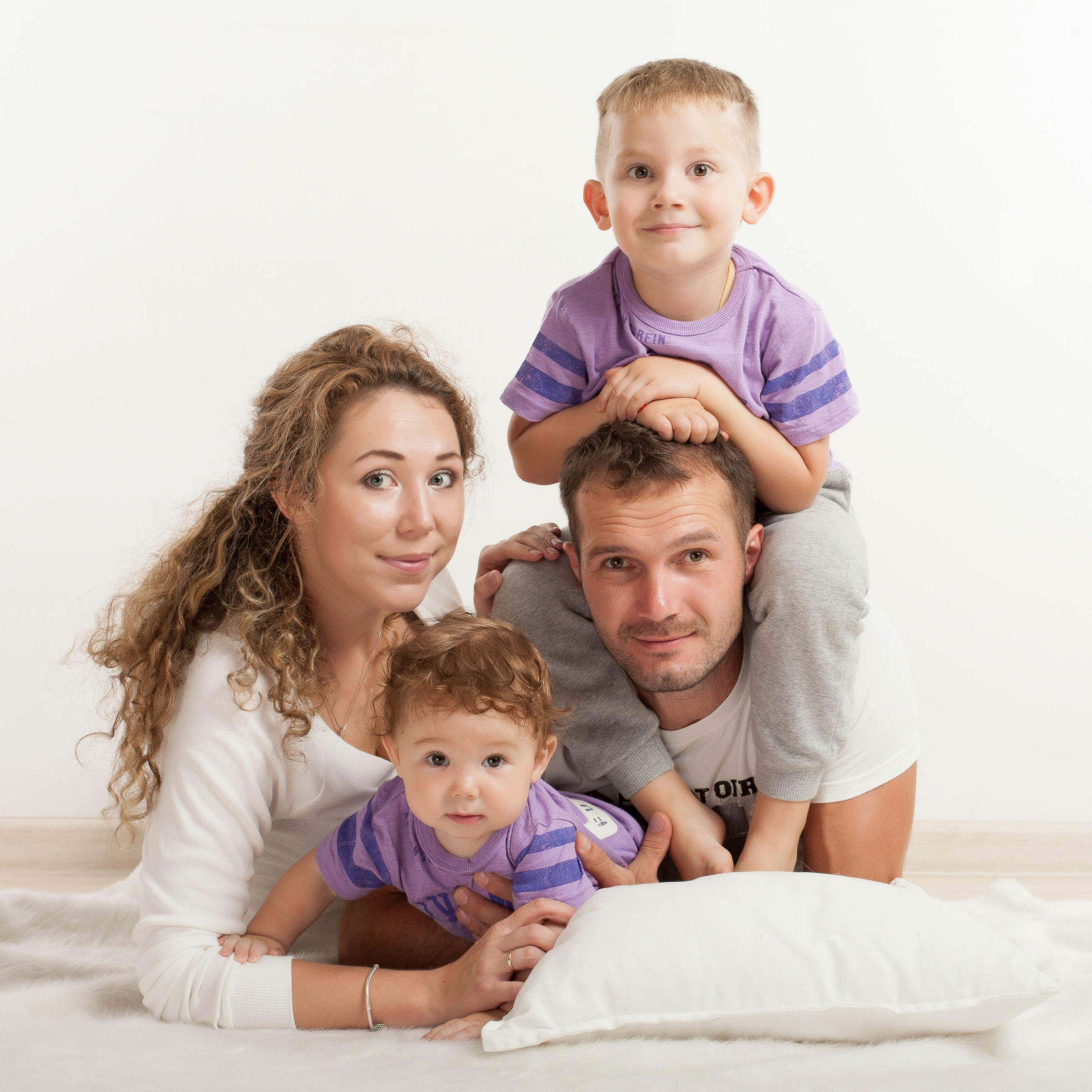 Семейный портрет Семьи Регины. Выездная съемка. Фотостудия Алматы. Семейная и детская фотостудия Family studio.Фотограф Алматы