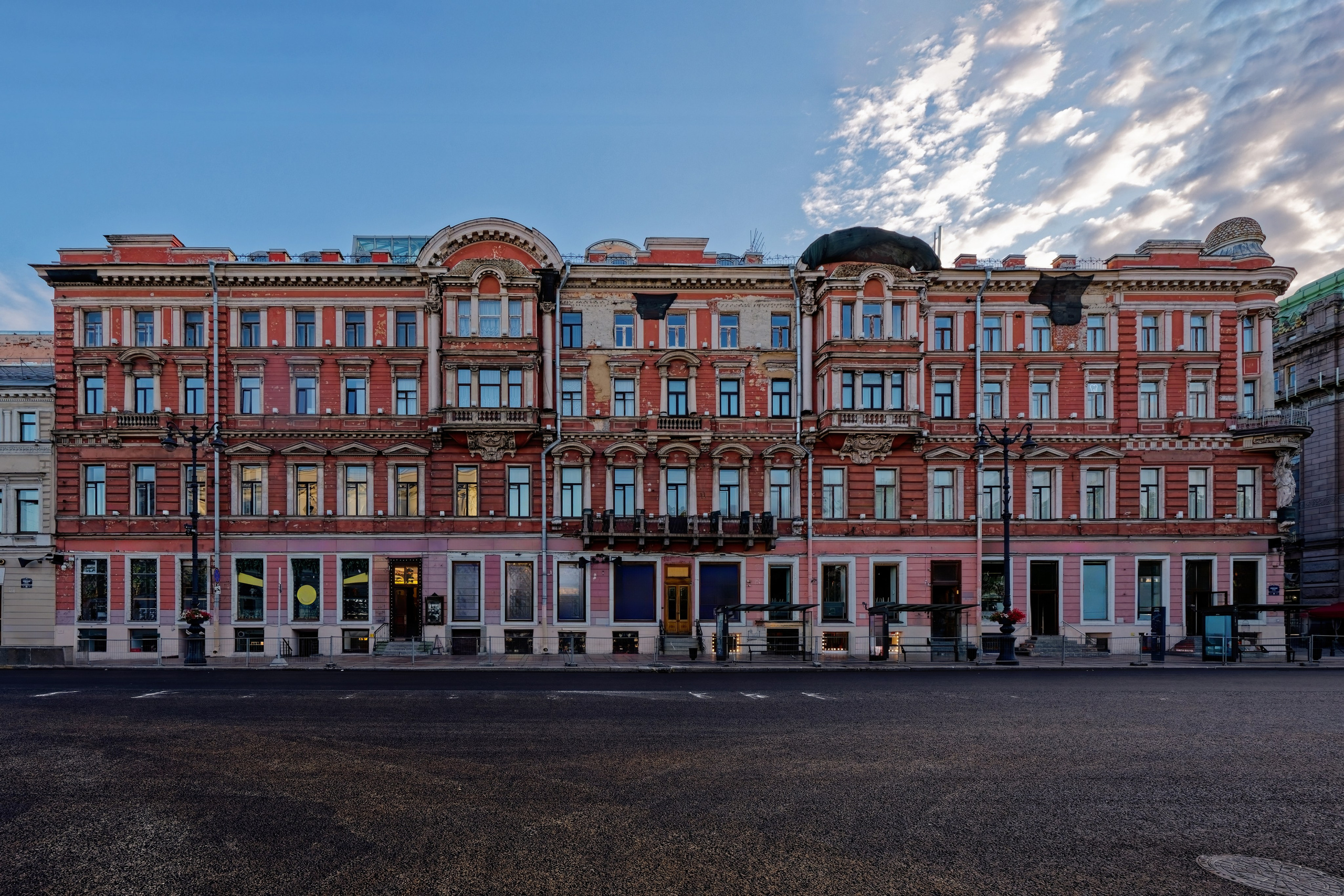 Санкт-Петербург, Невский проспект, дом 54 (Малая Садовая улица, дом 3).  Дом Демидовых (А.М. Ушакова), 1740 год. Архитектор Пьетро Антонио Трезини. 1883 год -  Павел Юльевич Сюзор (перестройка). ОКНРЗ 782411414010005. С 1907 по 1938 год в этом доме было фотоателье Карла Булла и его сыновей.