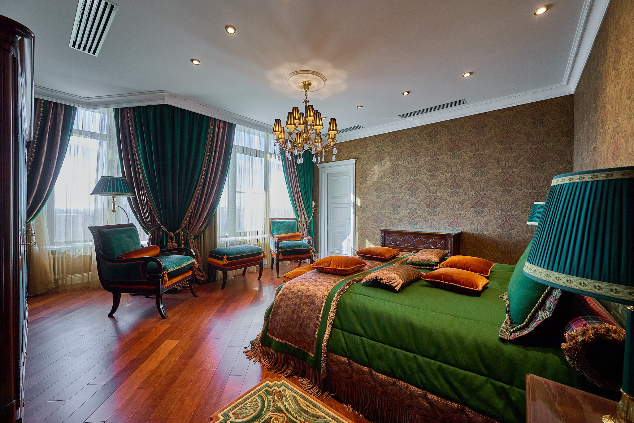 комната зеленые цвета кровать темные оттенки 