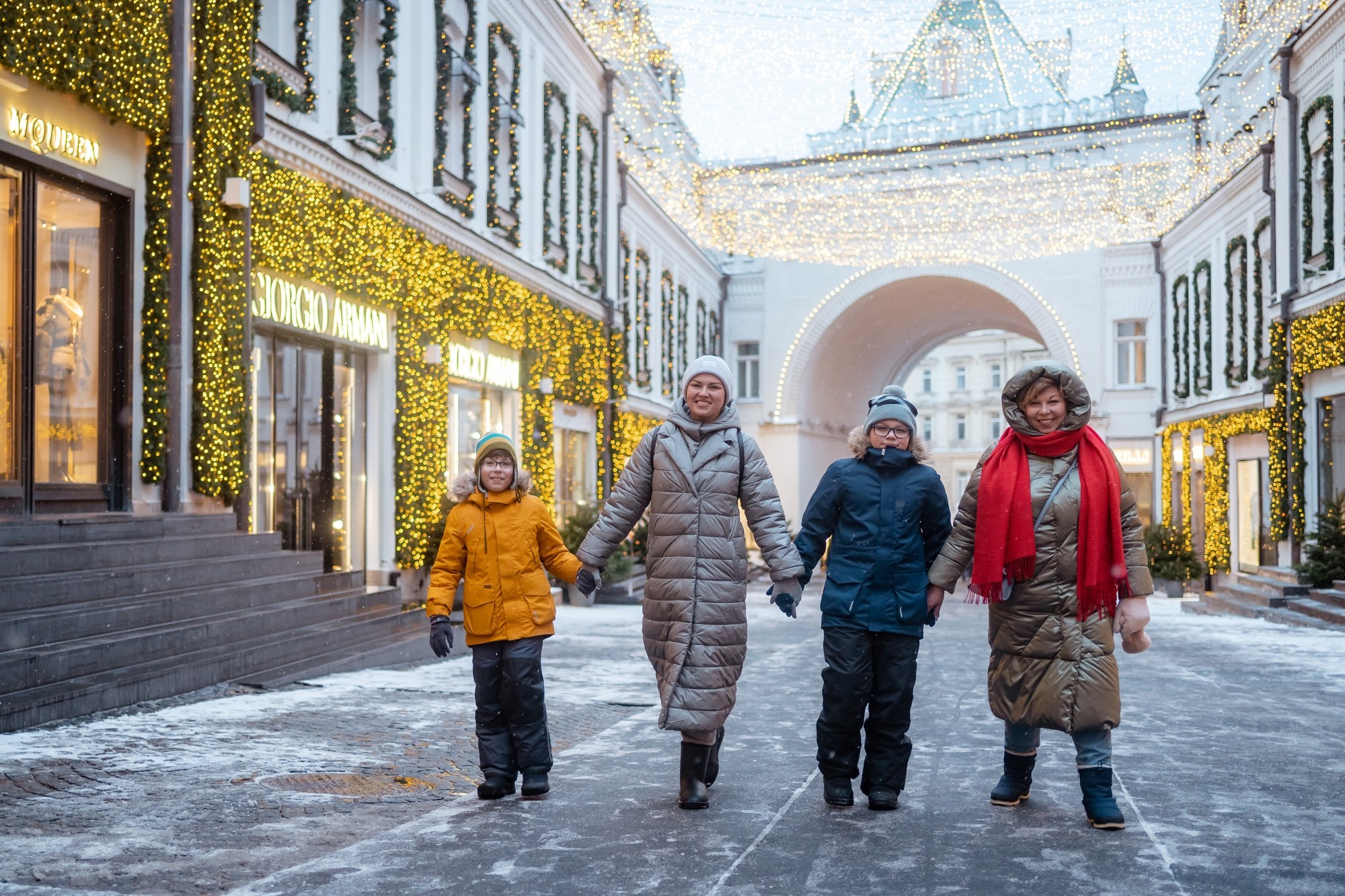 Юля с семьей в центре. Семейный фотограф Варвара Сорока в городе Москве