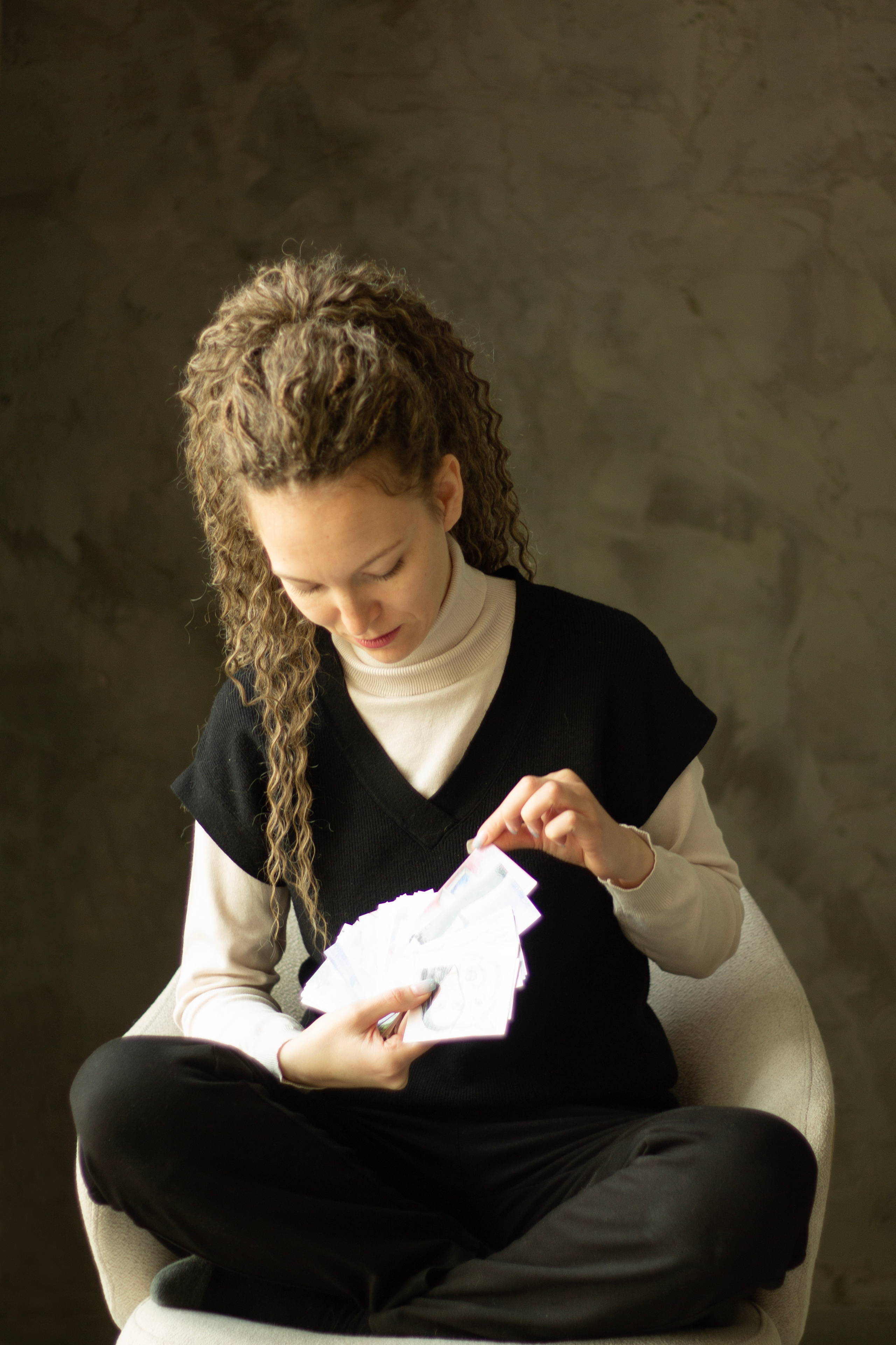 портрет девушки в кресле с колодой МАК метафорические карты нейрографика