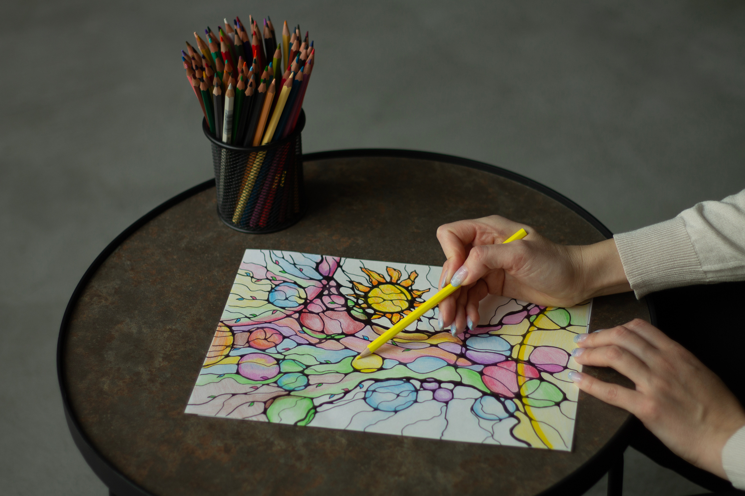 Рисование нейрографики на столе цветными карандашами