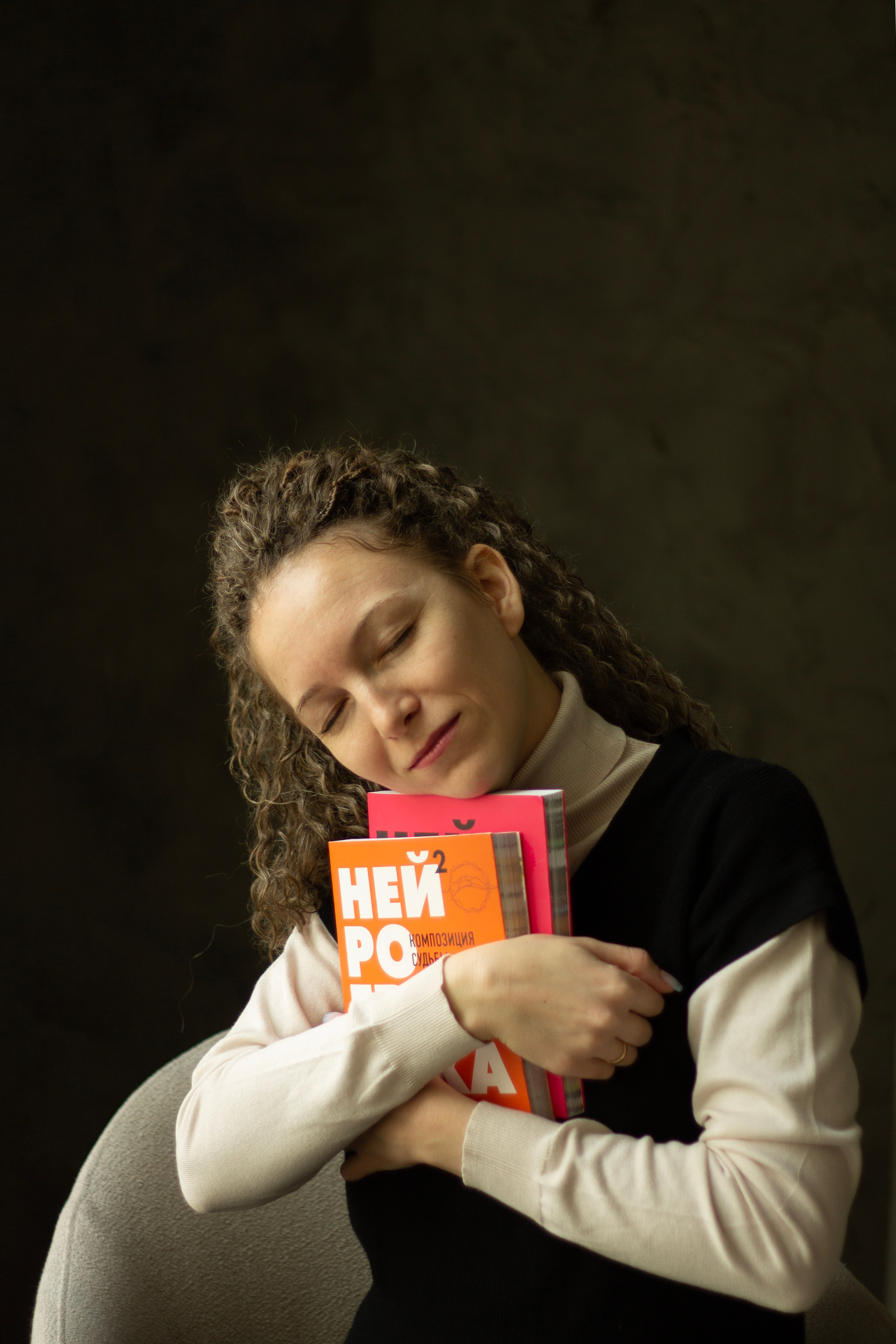 Ирина Карамурзина однимает книги по нейрографике и психологии 