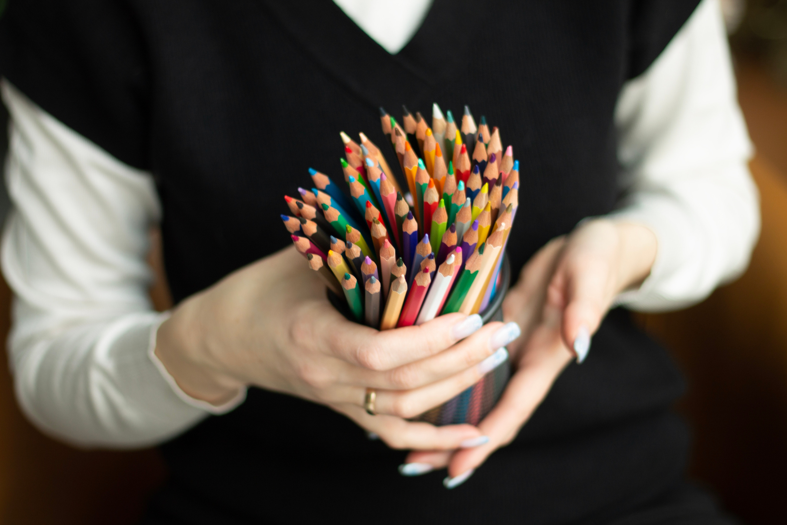 Набор цветных карандашей в руках Анна Карамурзина фотограф бишкек