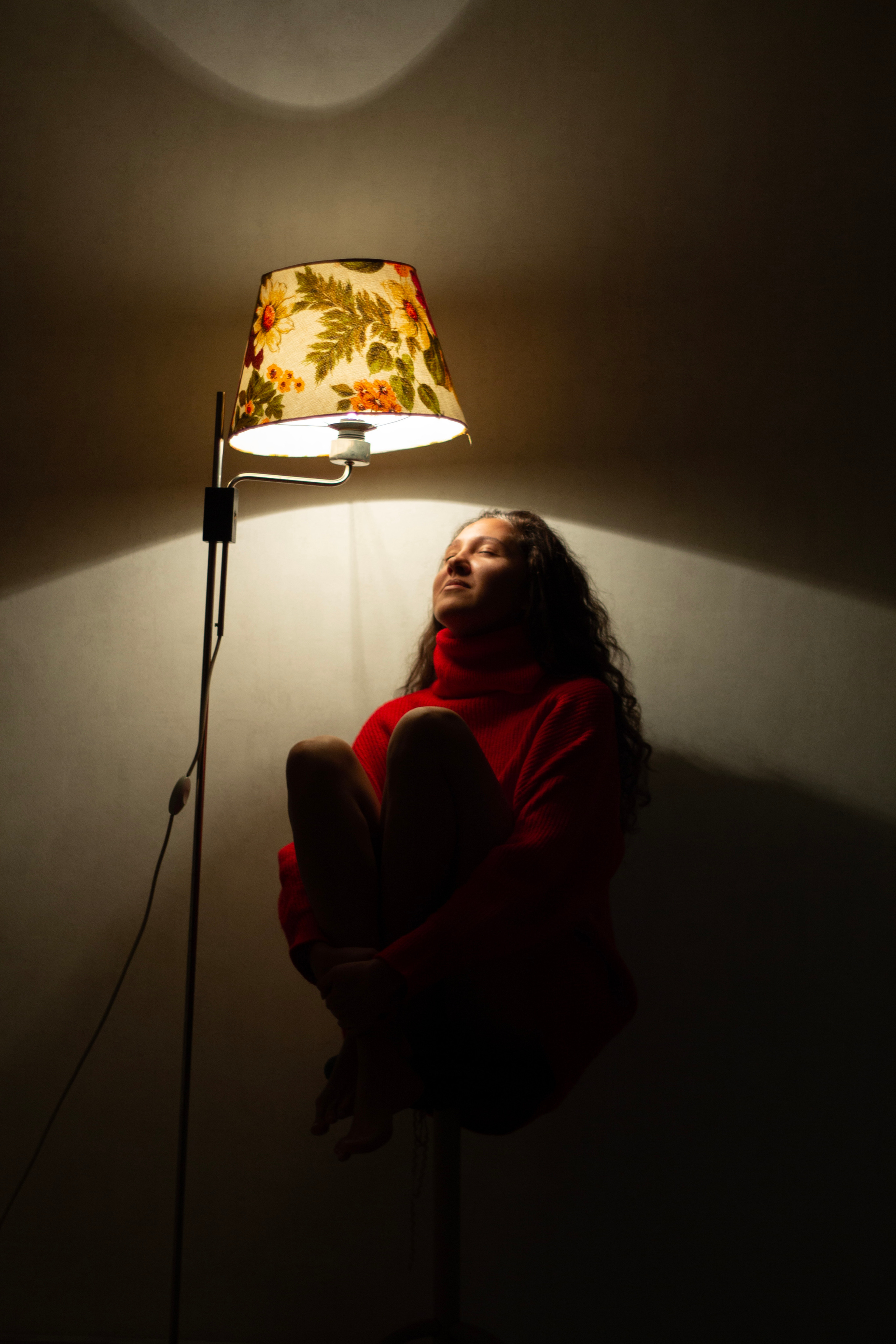 Аделя под лампой