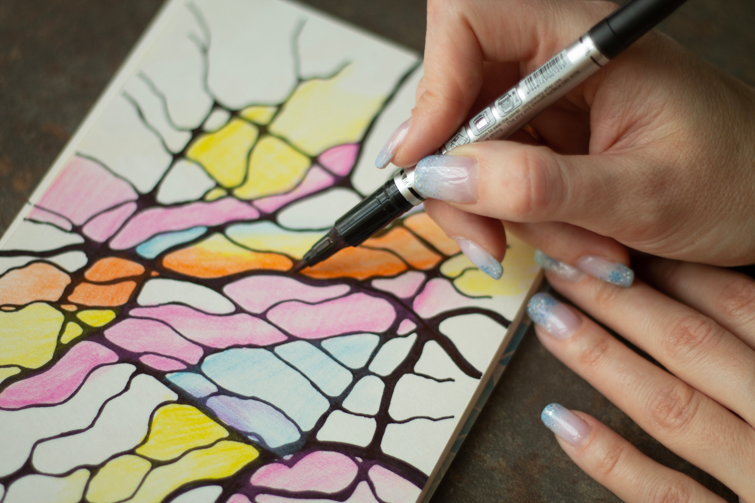 процесс рисования нейрографики черным маркером контур