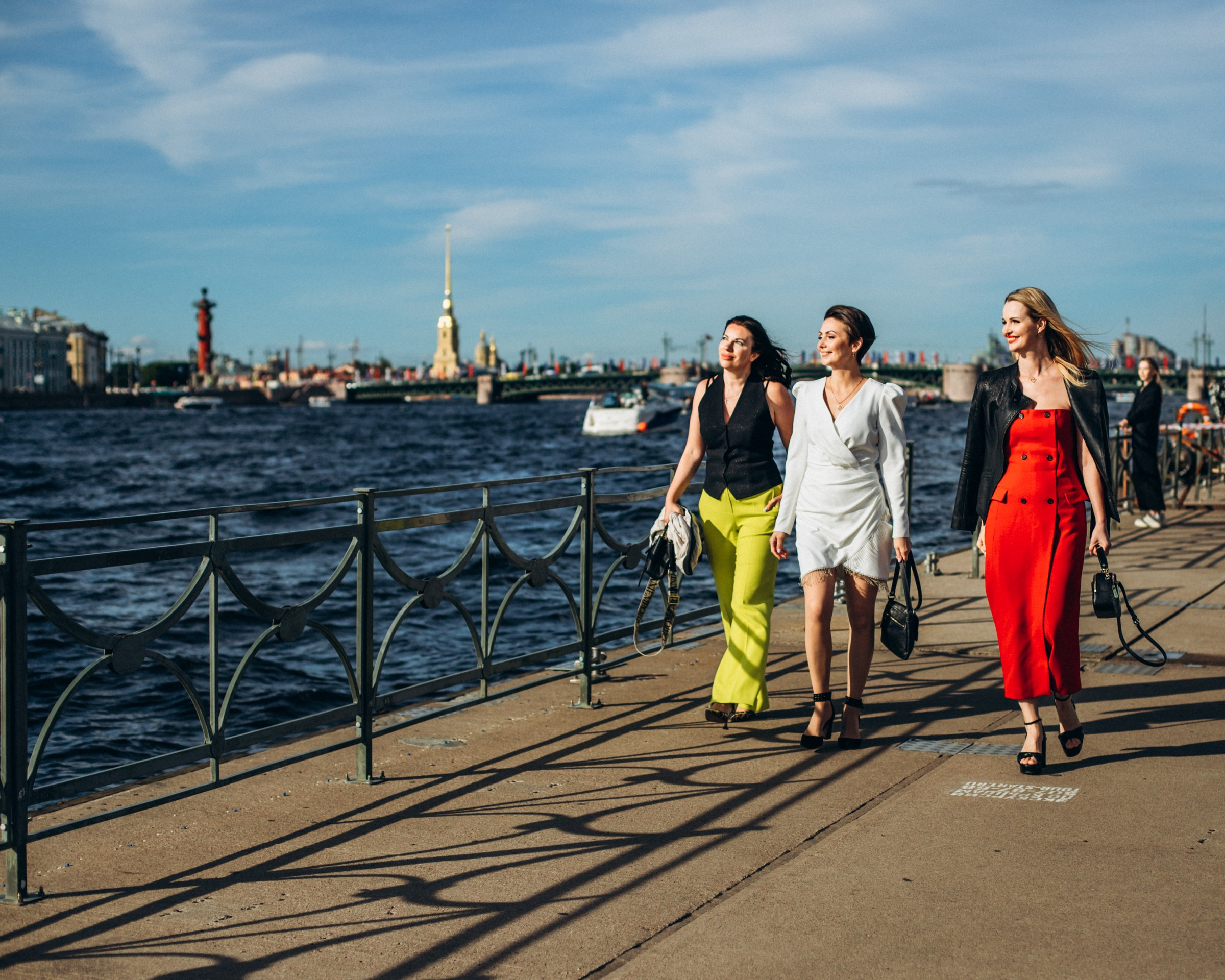 Ольга, Настя и Марина в июне. Фотопрогулка в Петербурге. Индивидуальный и семейный фотограф в Санкт-Петербурге