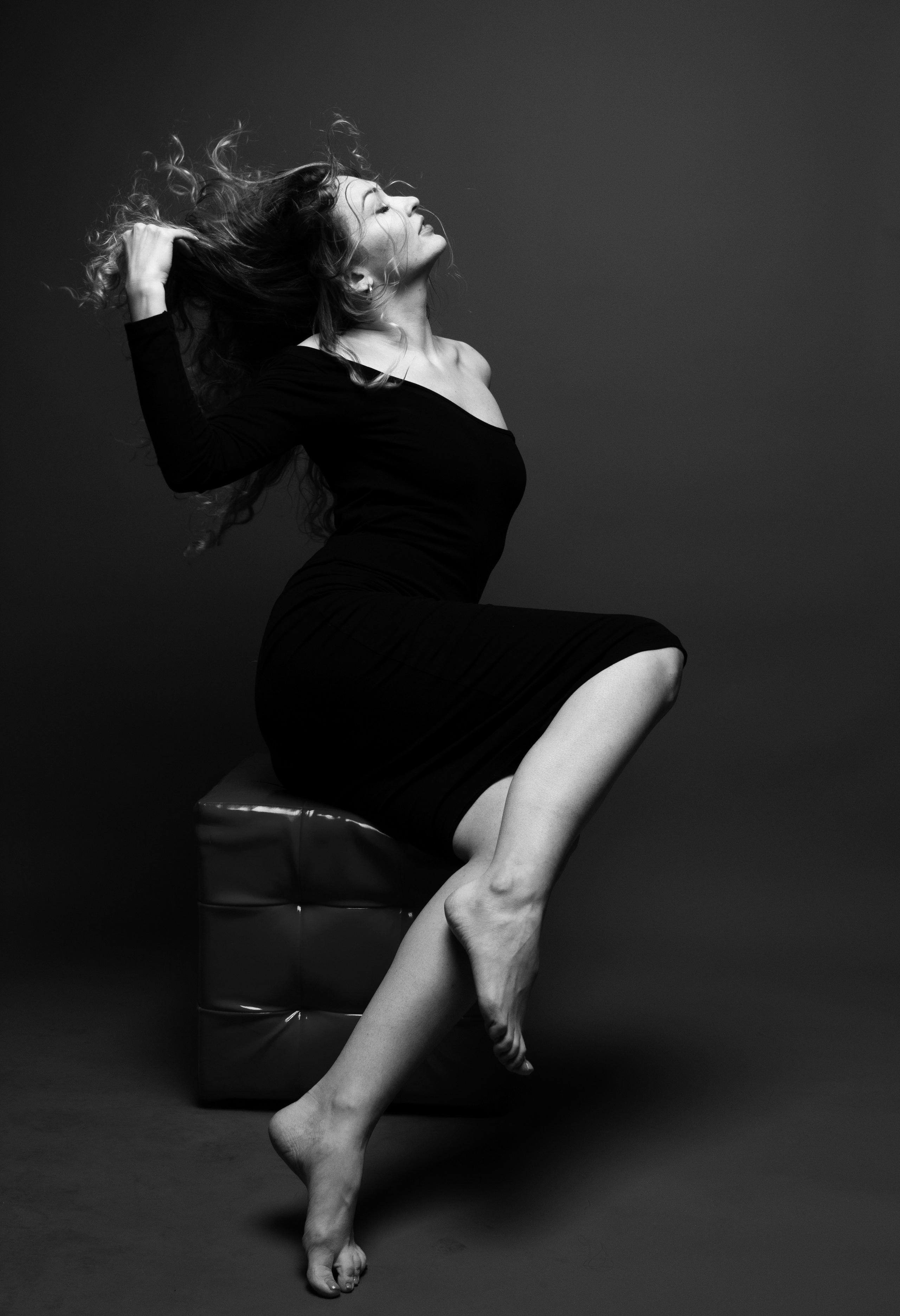 черно-белое фото красивой девушки