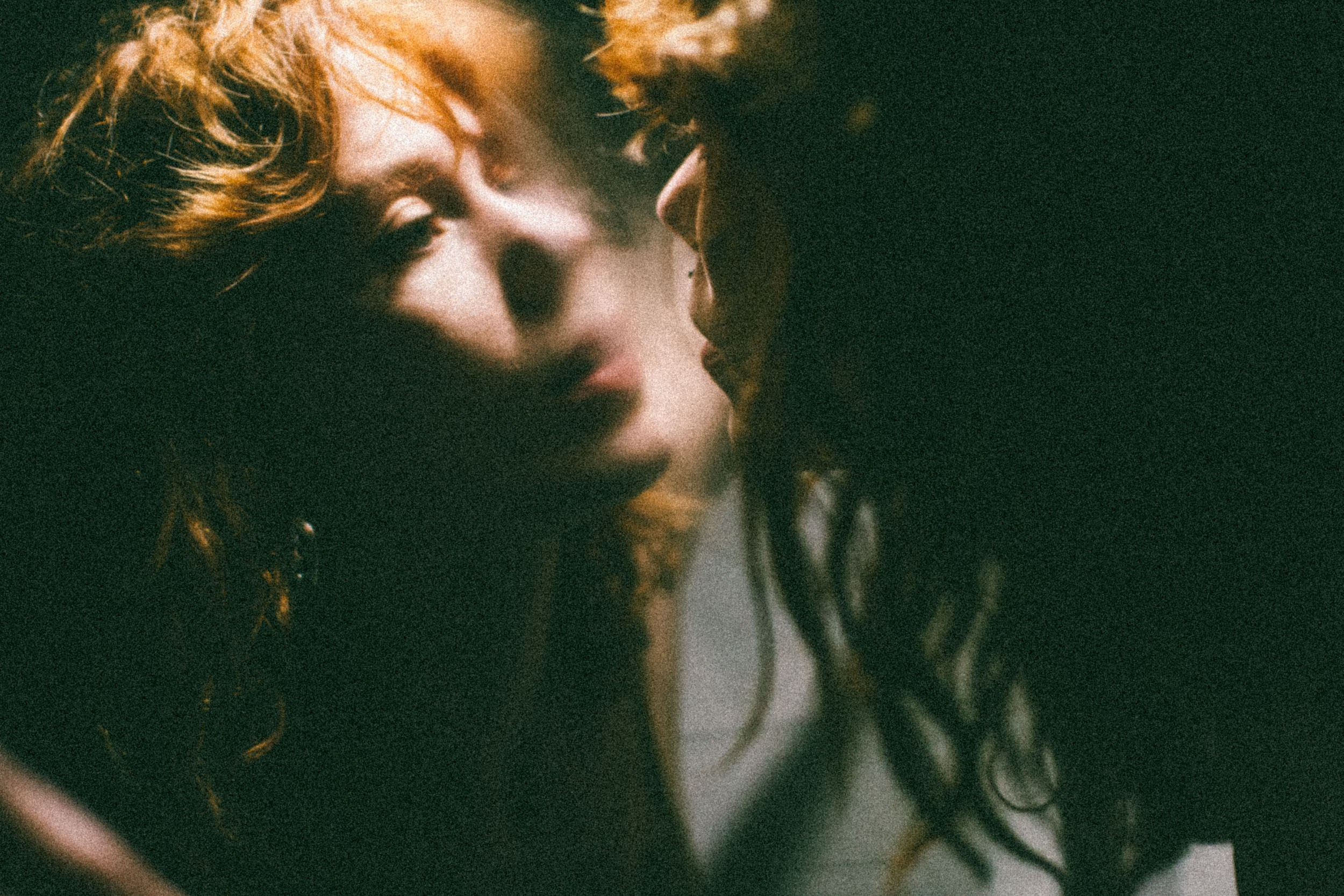 Девушка и ее отражение в зеркале