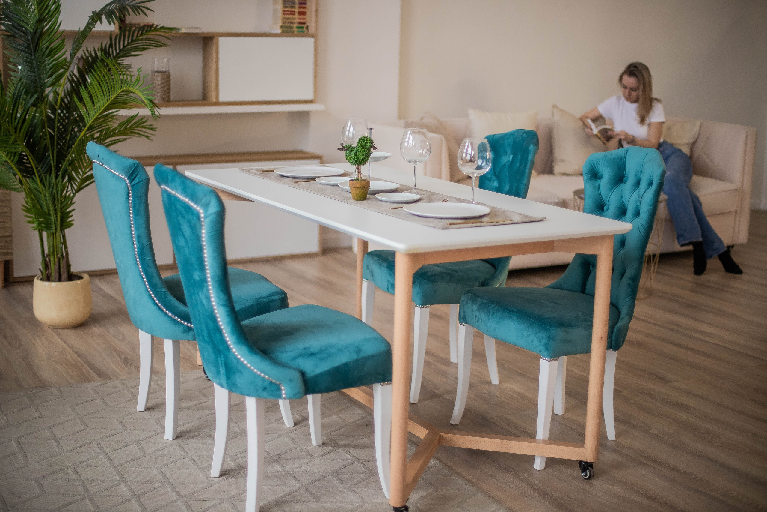 Стулья. Фотограф