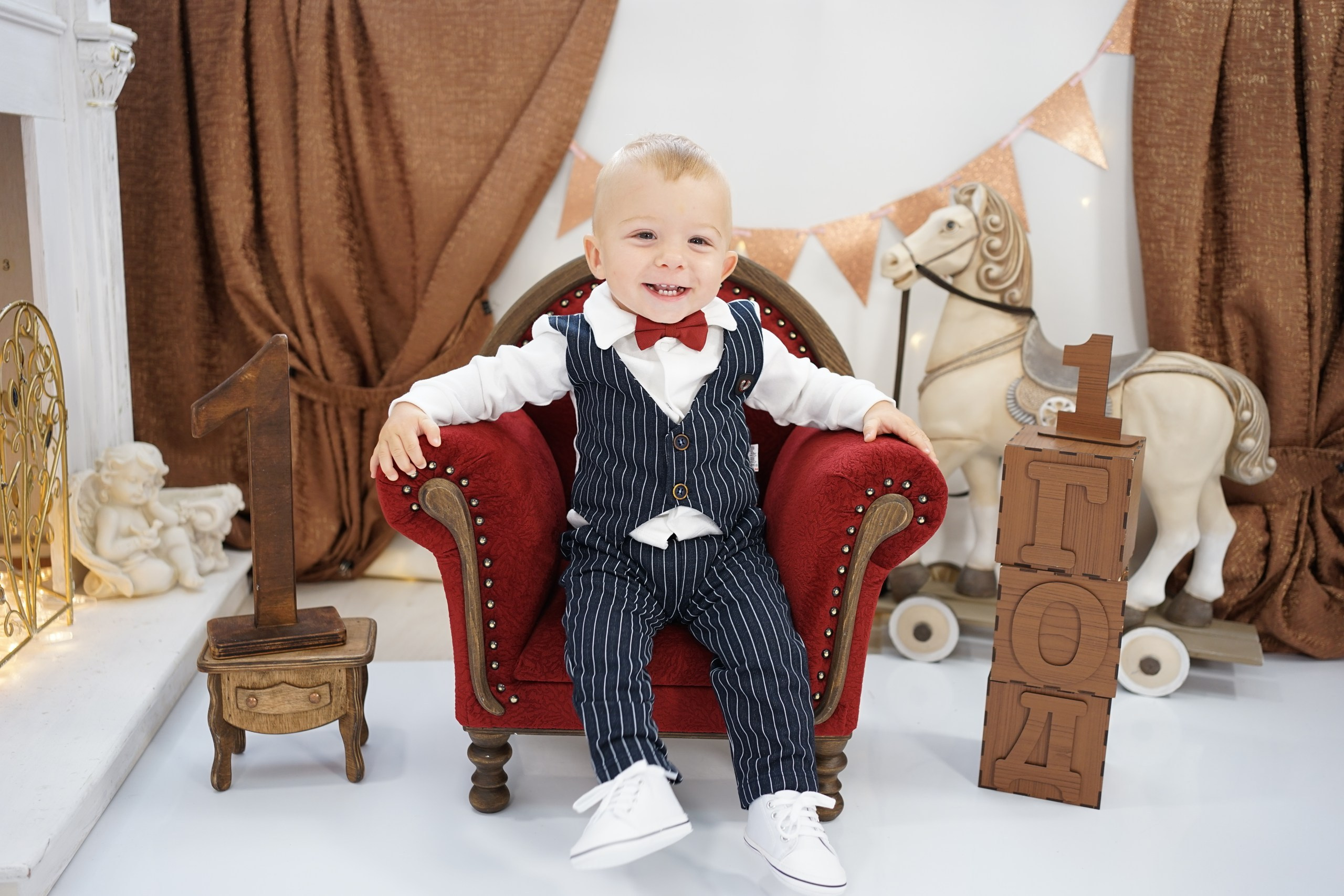 Бордовая зона. Детская Фотостудия ГОДОВАСИКИ в Санкт-Петербурге фотосесия на годик