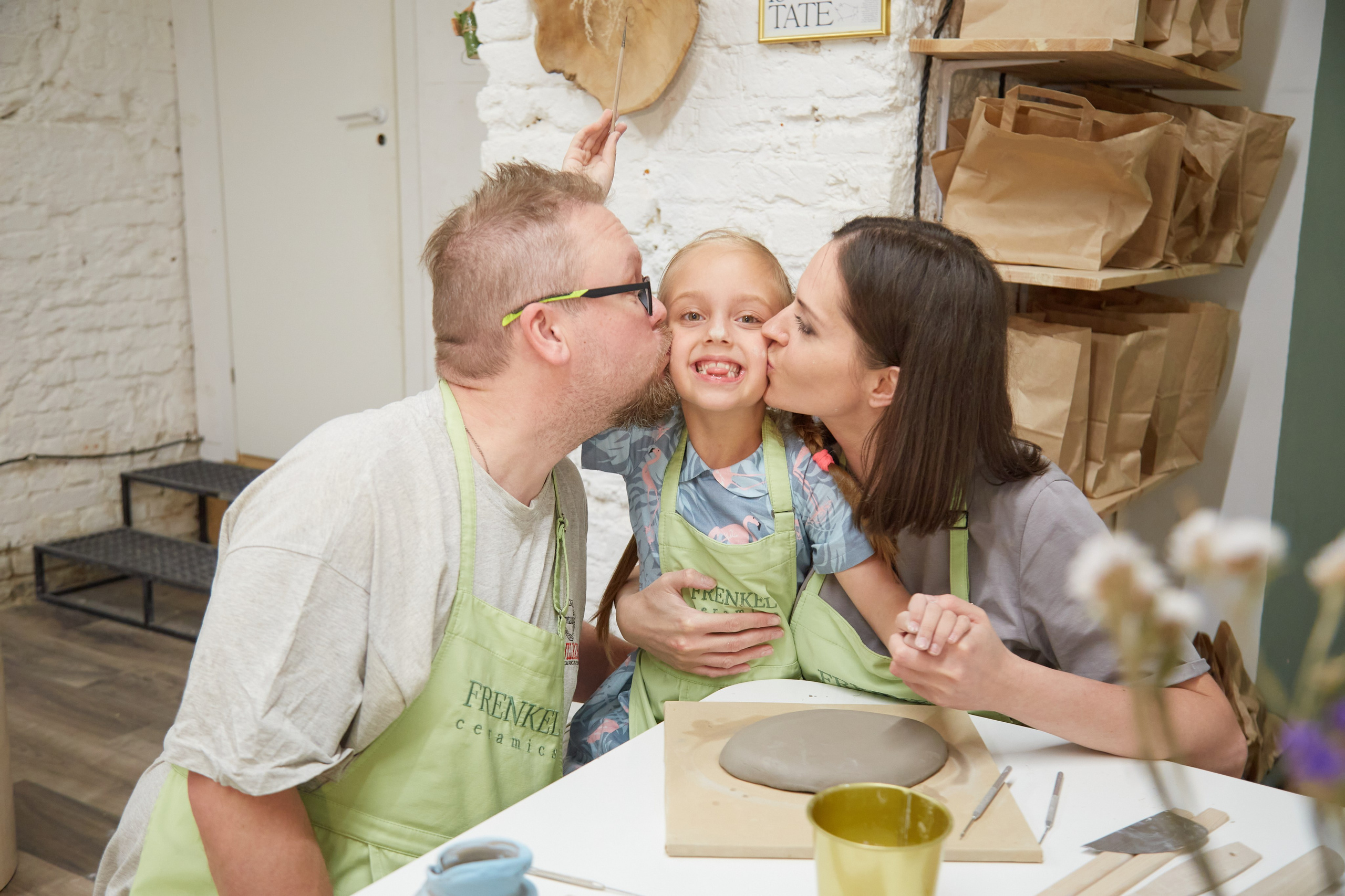 Семья в гончарной мастерской. Budanovaphoto.ru