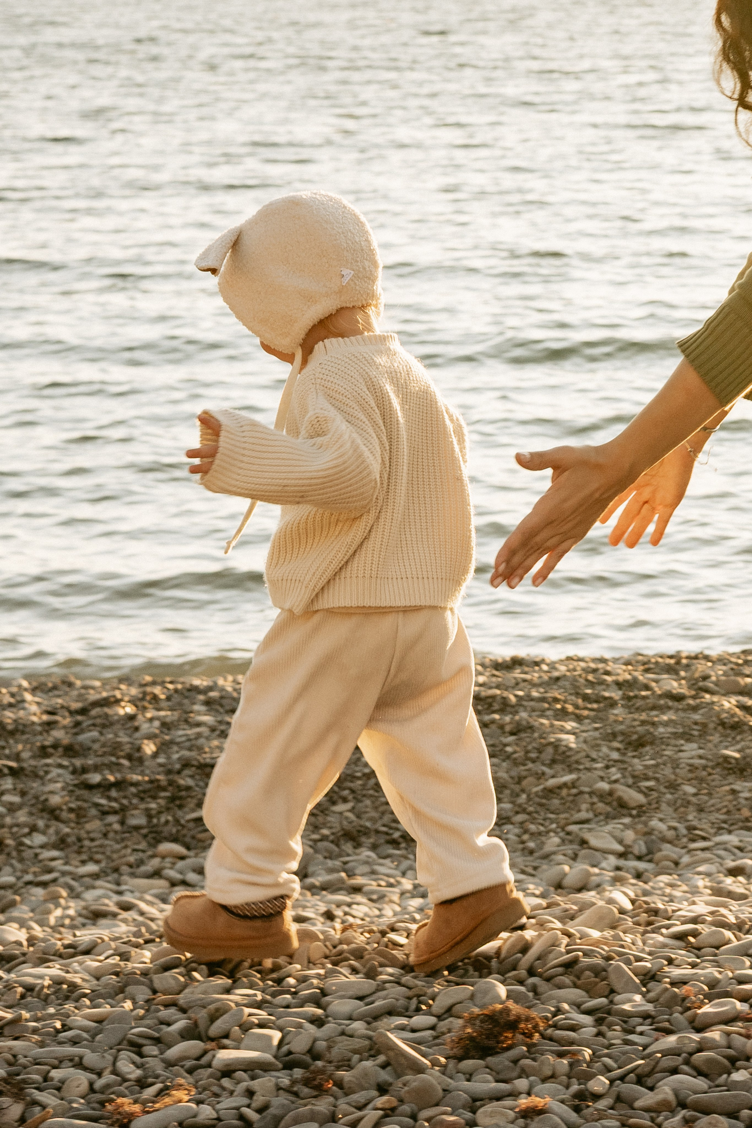 Семейный портрет на скалистом берегу Черного моря в закатный час
