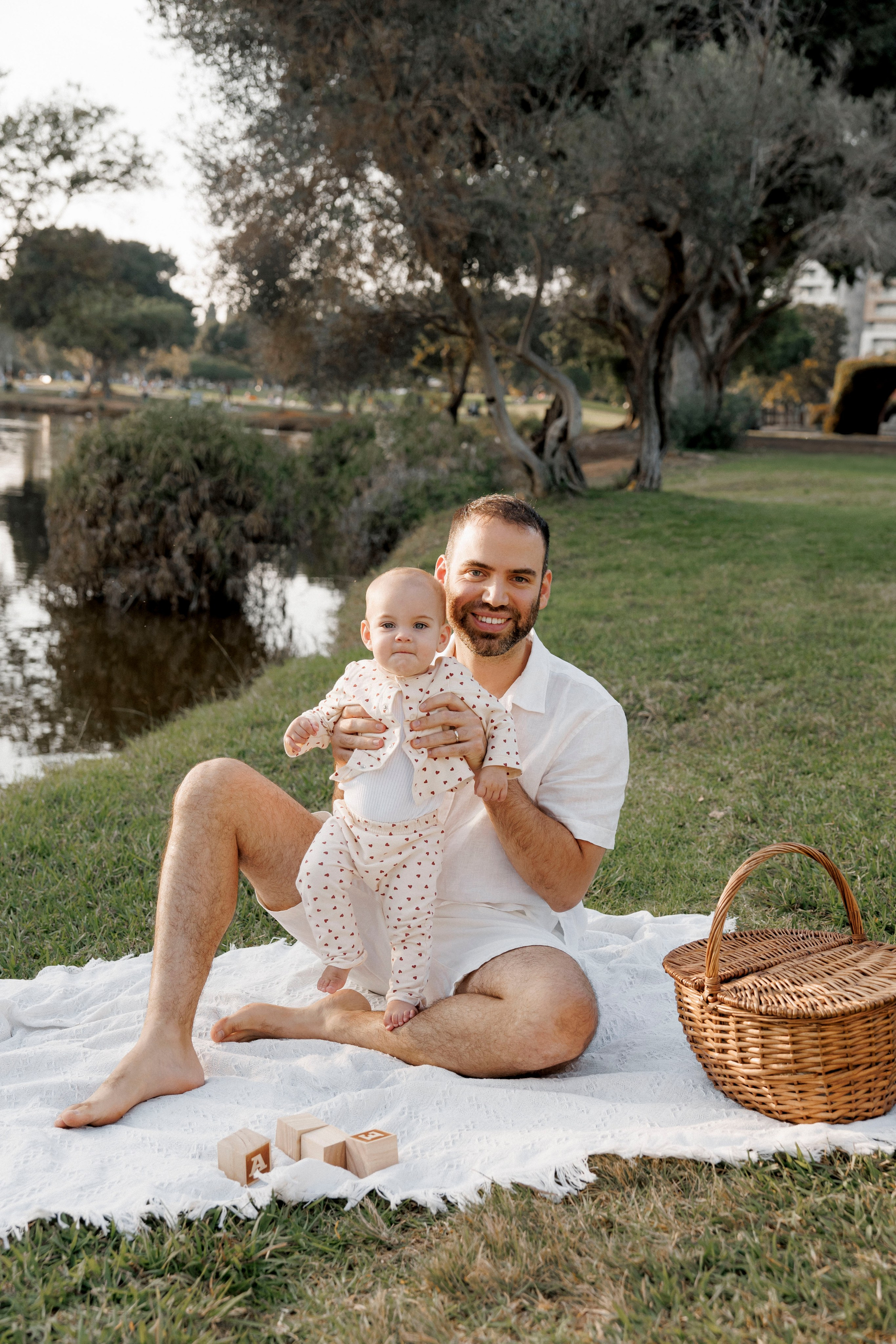First year photoshoot inside the park (sunset). Wedding and family photographer