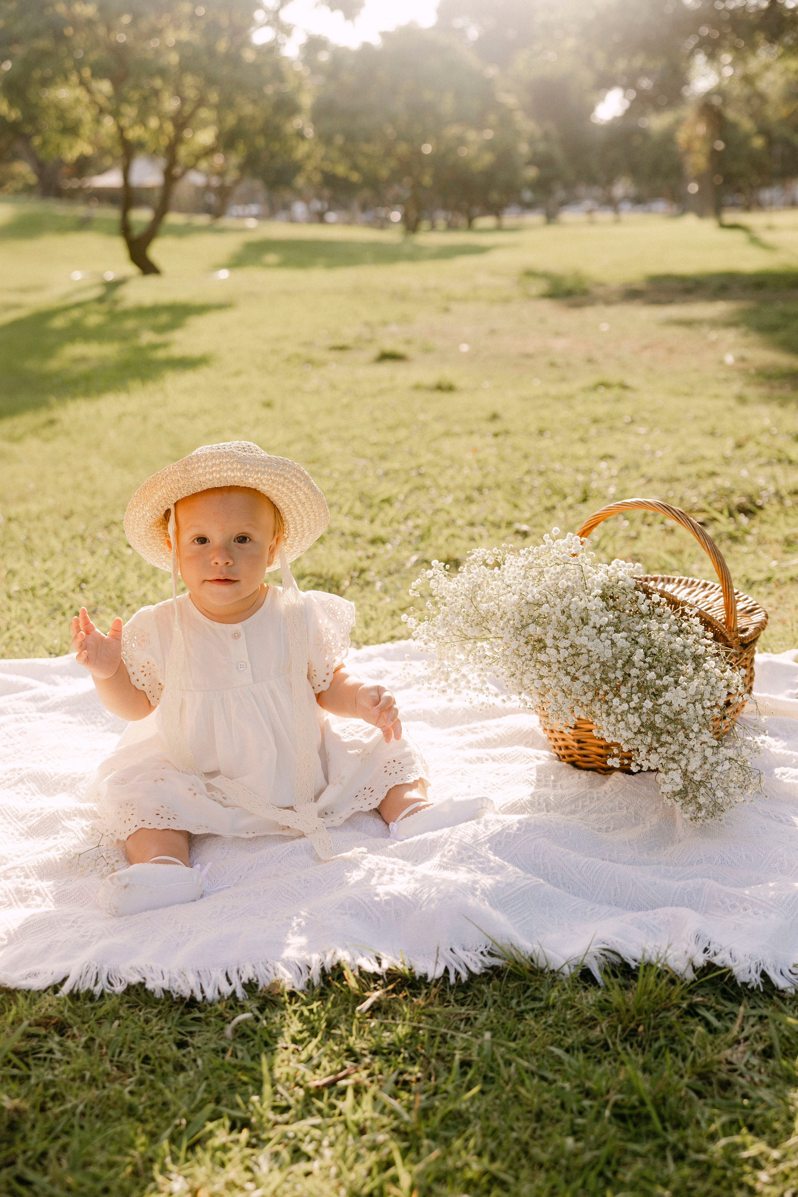 First year photoshoot inside the park (sunset). Wedding and family photographer