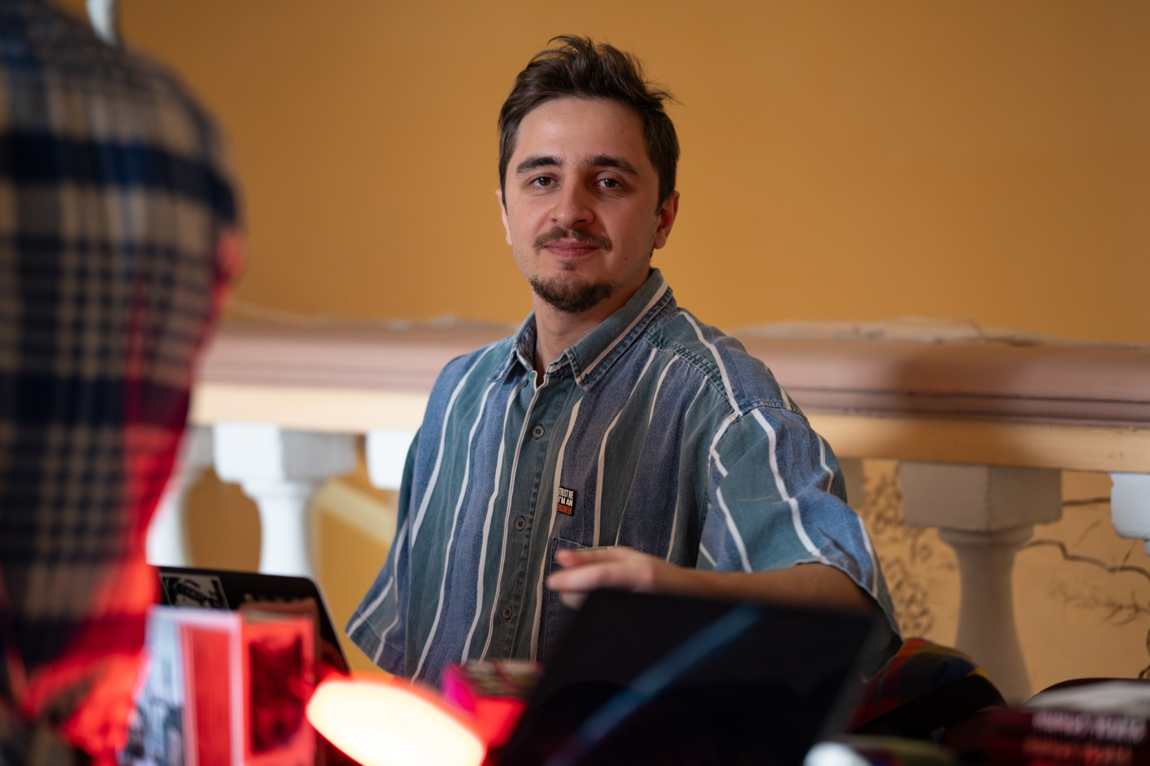 Чувствую перк "честное лицо", хочется ему доверять, даже если он не инженер.