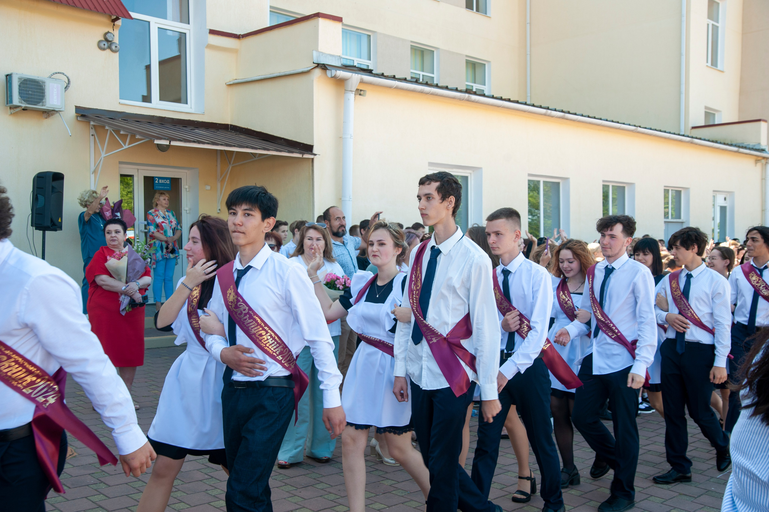 Последний Звонок МАОУ СОШ № 17 им. Эдуарда Есаяна — Архипо-Осиповка. Свадебный и семейный фотограф Денис Лукьянов в Краснодаре, Краснодарском крае и Республике Крым