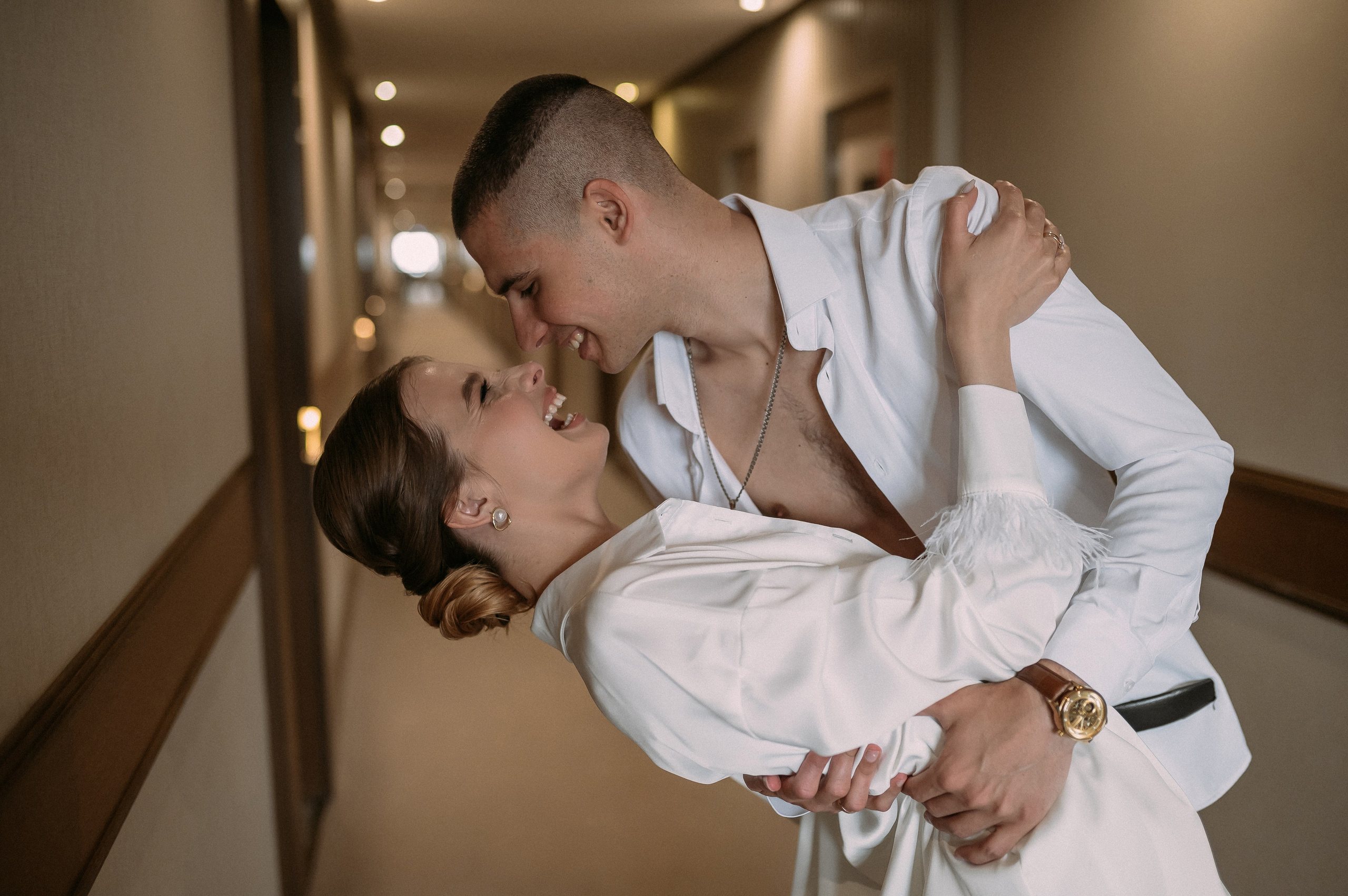 Свадебное утро и прогулка красивой яркой пары. Свадебный и семейный фотограф в Симферополе Дарья Маркова