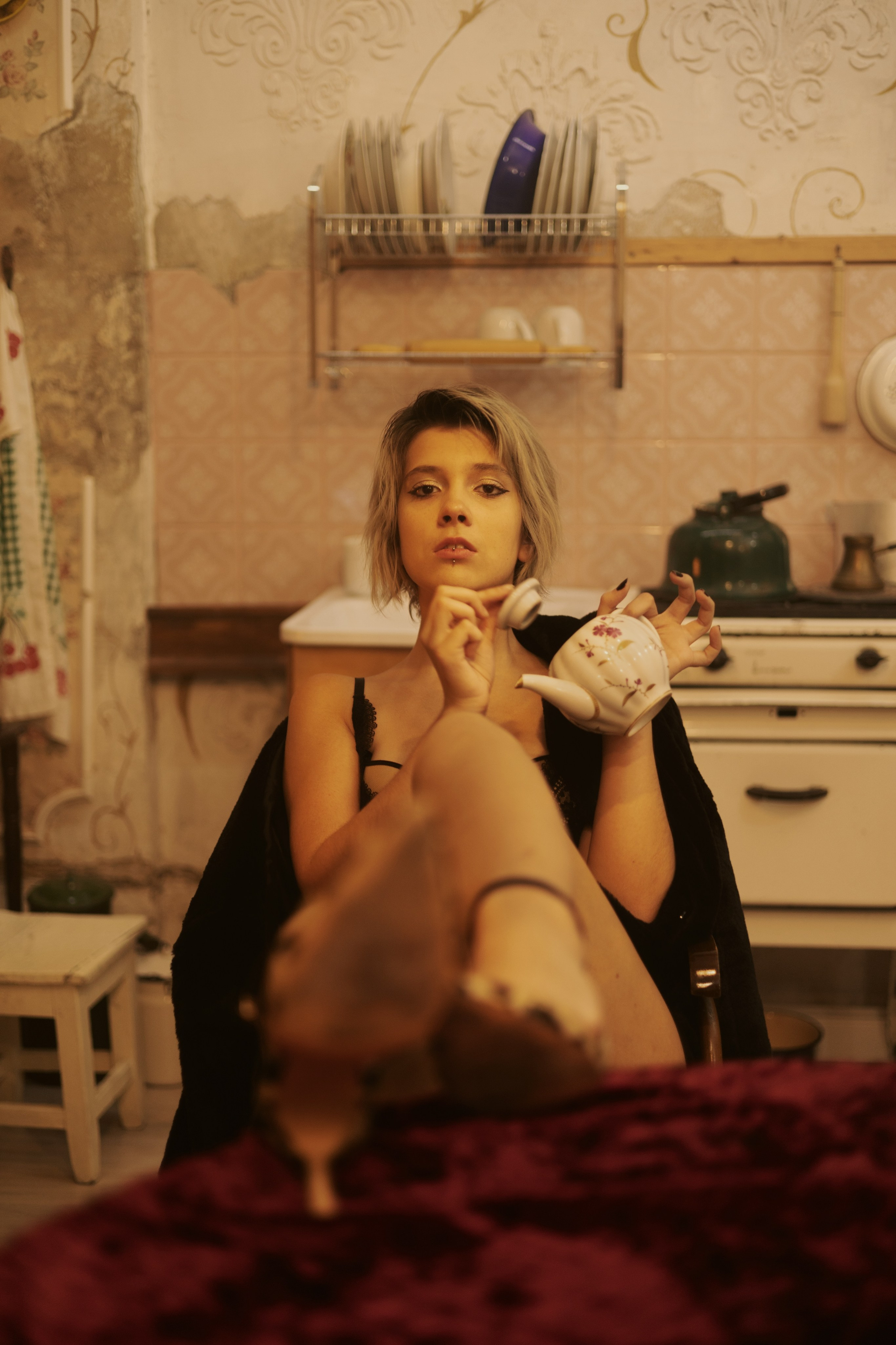 Постсоветская фотосессия в интерьере старой кухни