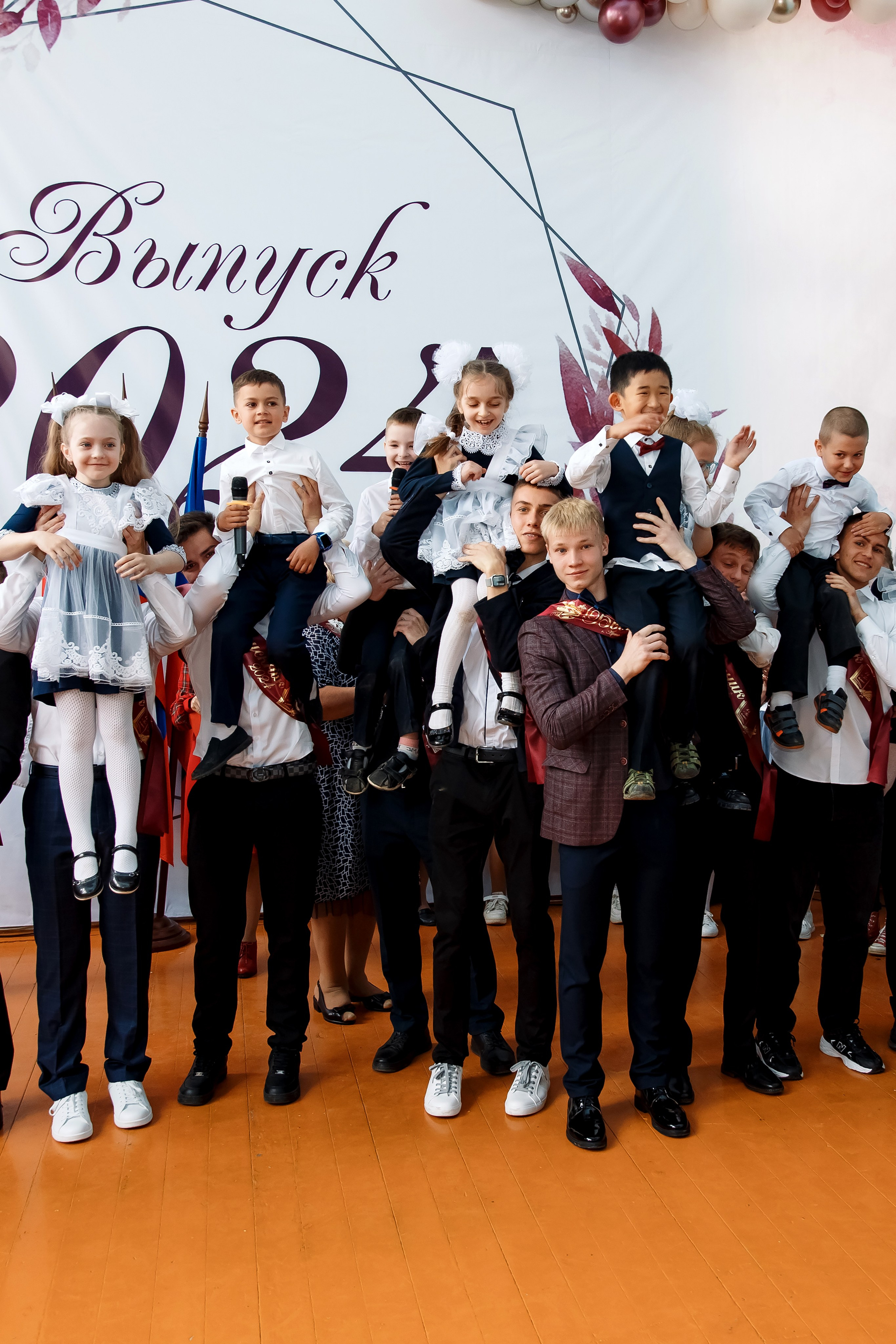 11 класс Последний звонок. Фотограф Любовь Корниенко, Примоский край