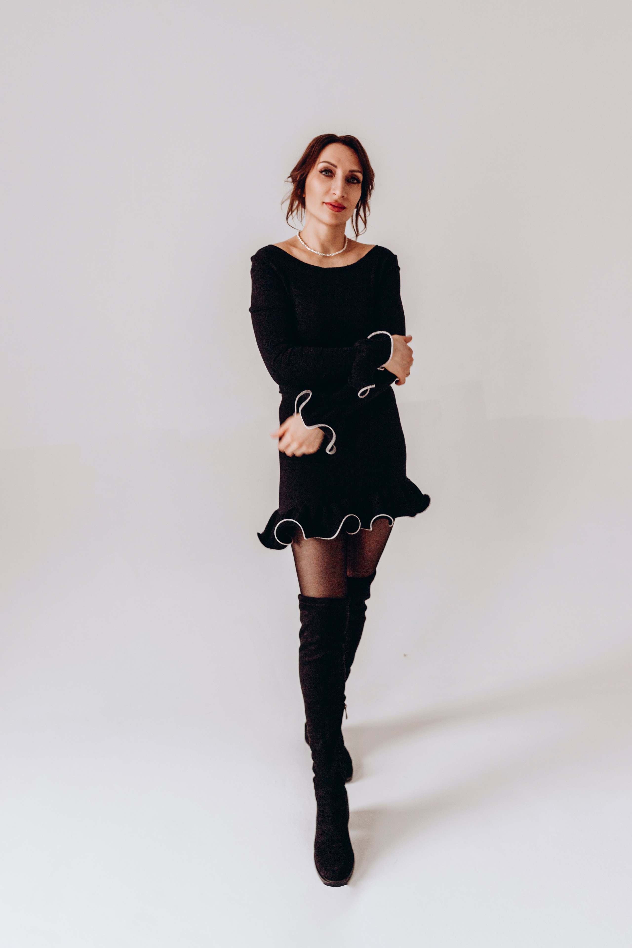 Женский портрет в стиле casual-chic: черное платье с воланами, жемчужное ожерелье, съемка Евы Быковских в Ногинске.