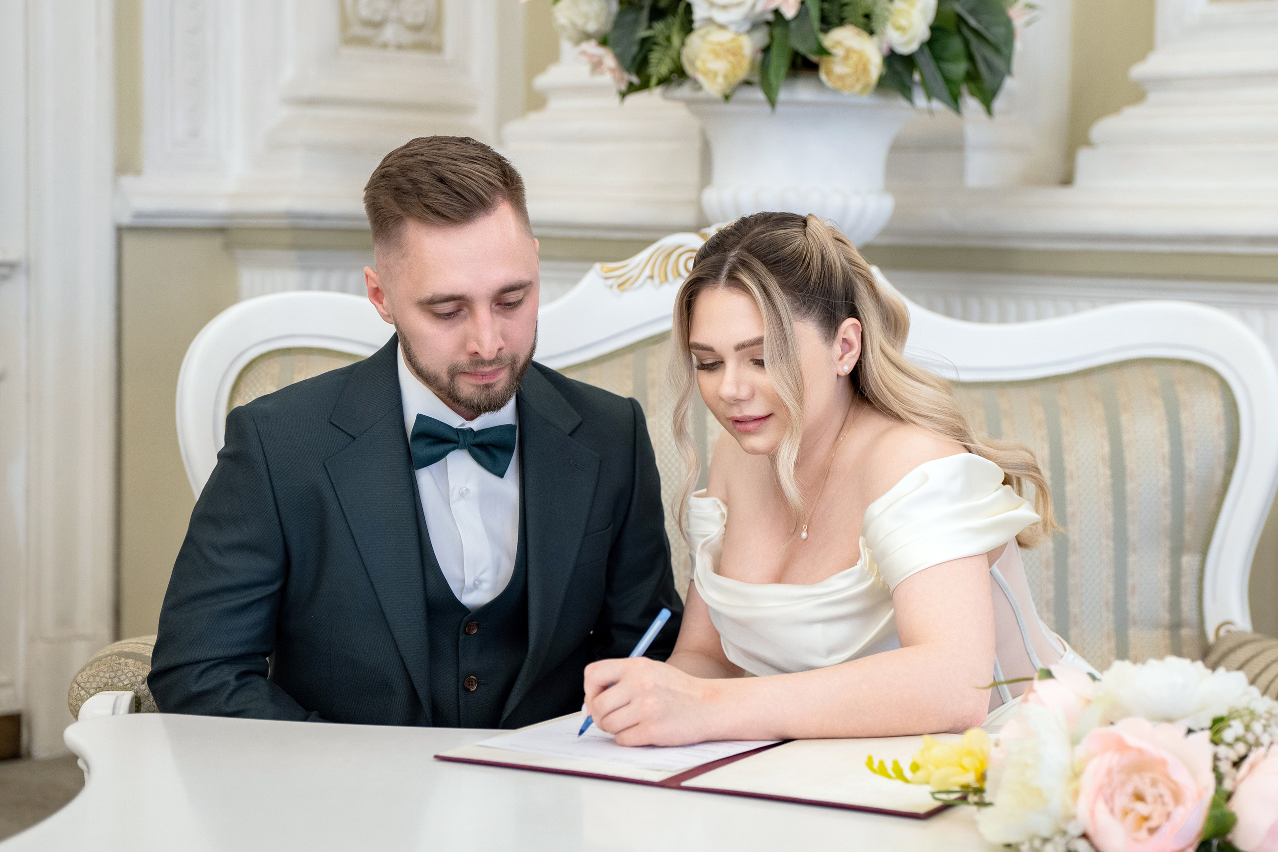 Красивые фотографии из Дворца Бракосочетания №1 Свадебная фотосессия Жених и невеста ставят подписи