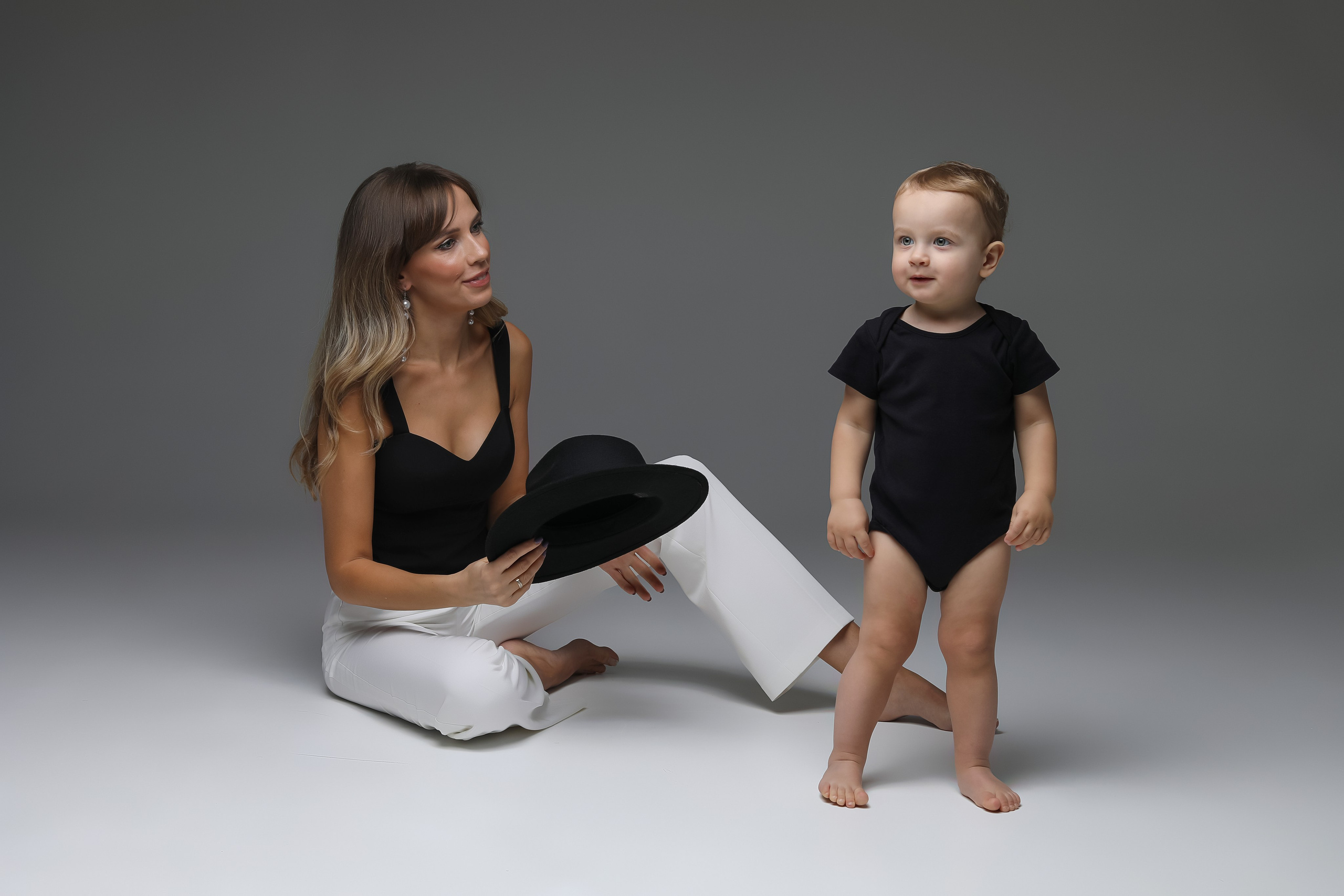 Мама и Малыш на Циклорамме. Семейный и Детский фотограф в Москва Скворцова Татьяна