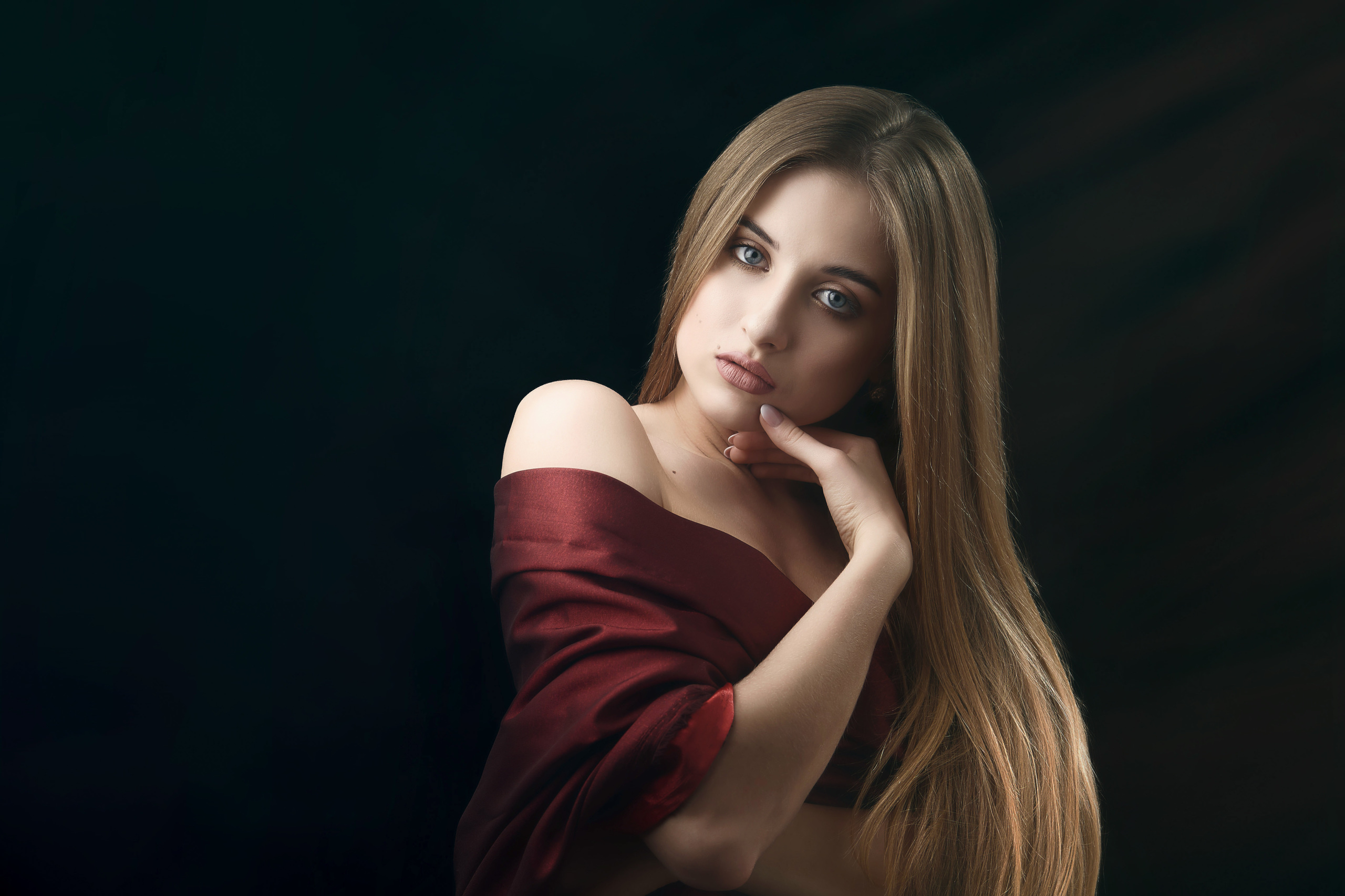 портрет девушки с красном платье стаханов