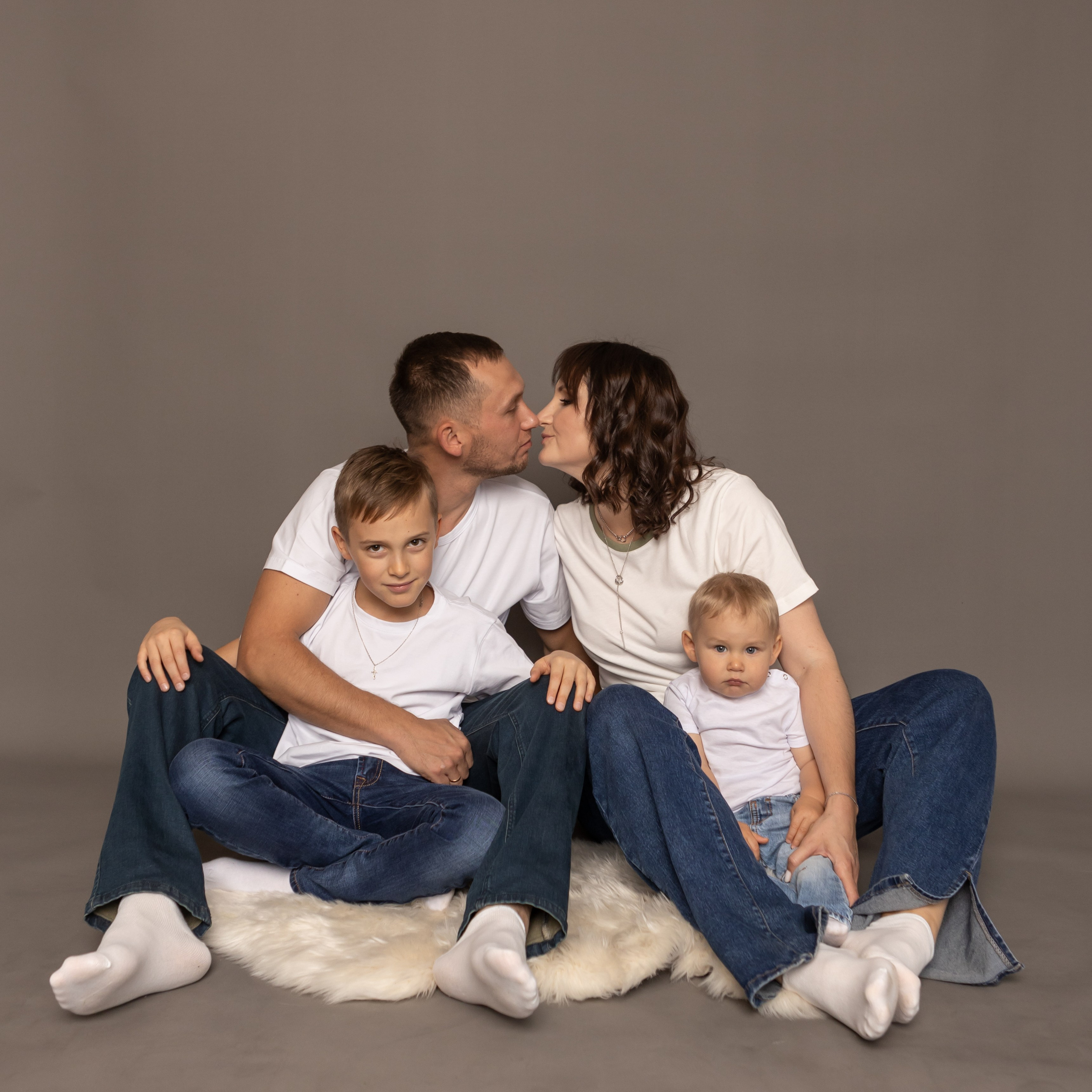 Фото с родителями на однотонных фонах. Фотограф новорожденных. Детский и семейный фотограф Марьяна Юдина