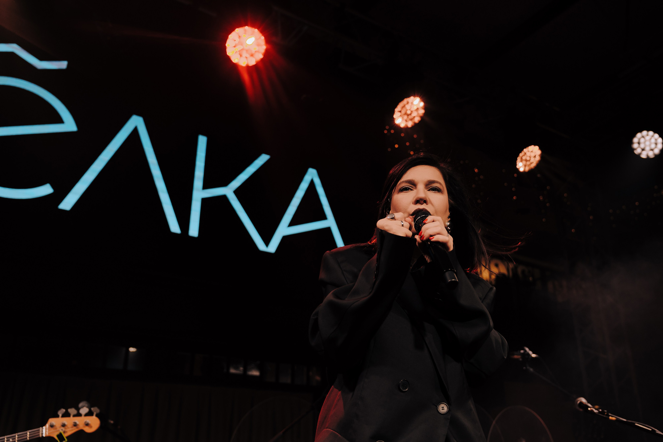 20 ЛЕТ МЕГАПОЛИС ЧЕЛЯБИНСК ХЕДЛАЙНЕР ЕЛКА. Репортажный фотограф Зуев Роман г. Челябинск