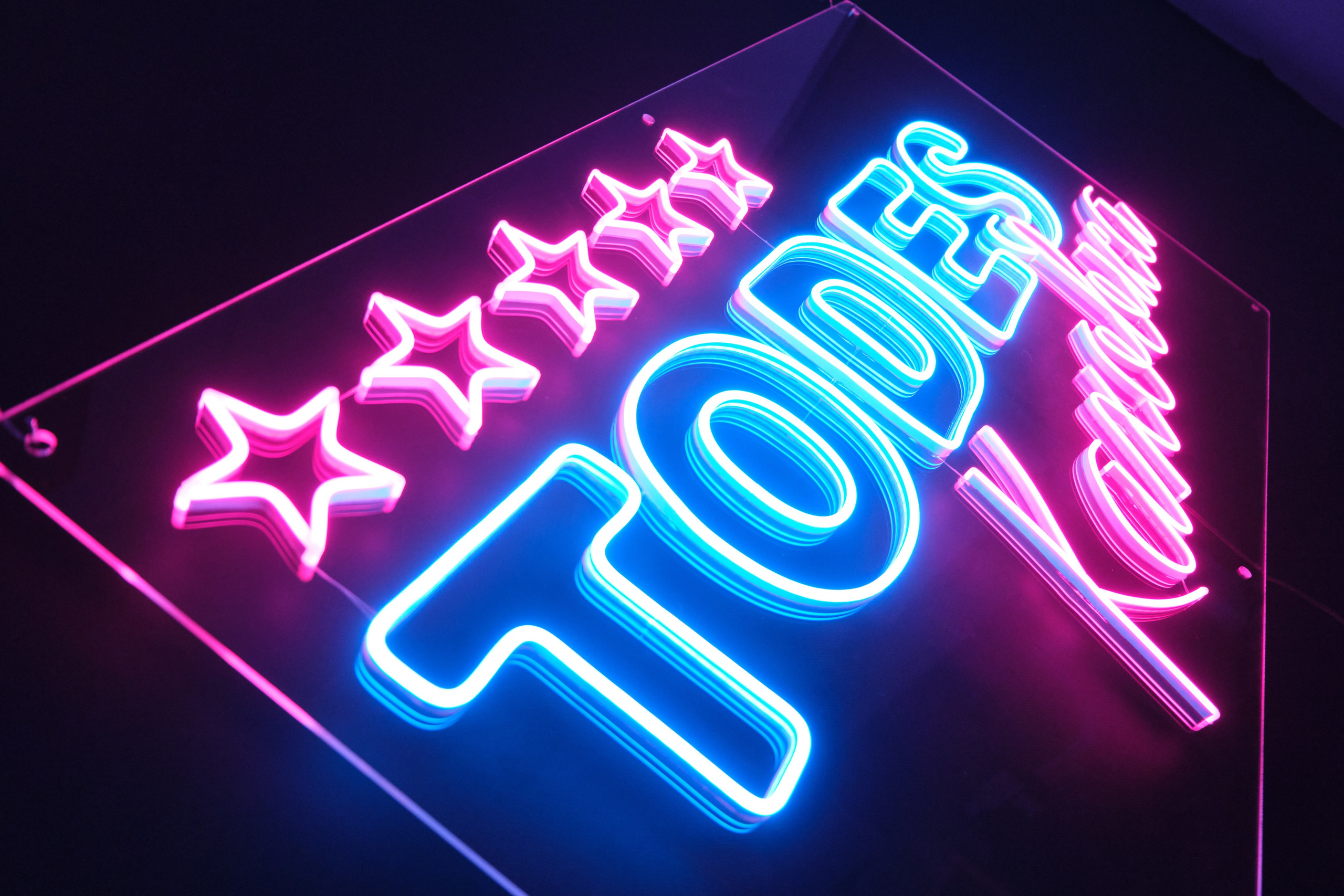 Предметка, неон. Репортажная фото и видеосъемка в Москве под ключ