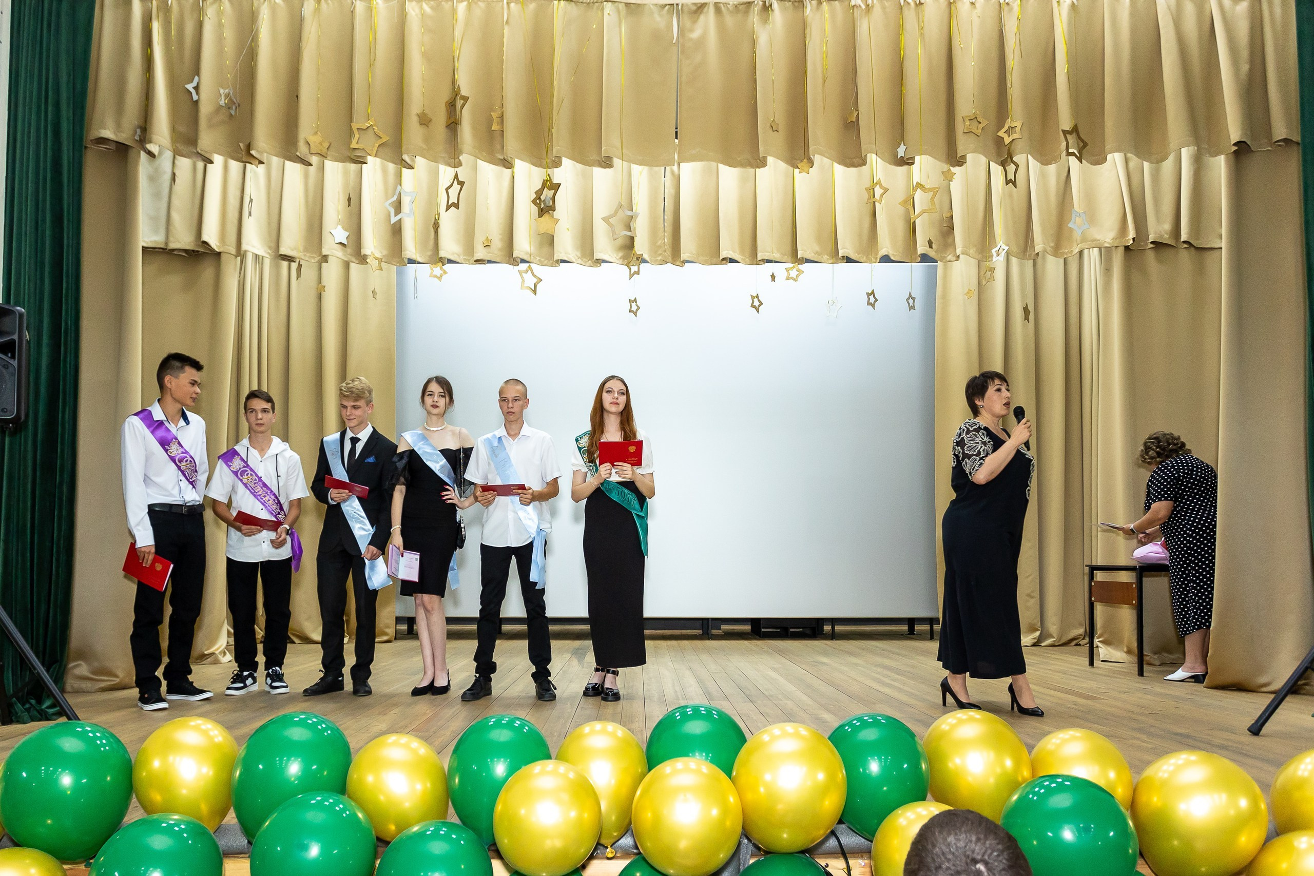 Вручение аттестата и выпускной вечер. Выпускные альбомы Майкоп, Краснодар Елена Золотарева