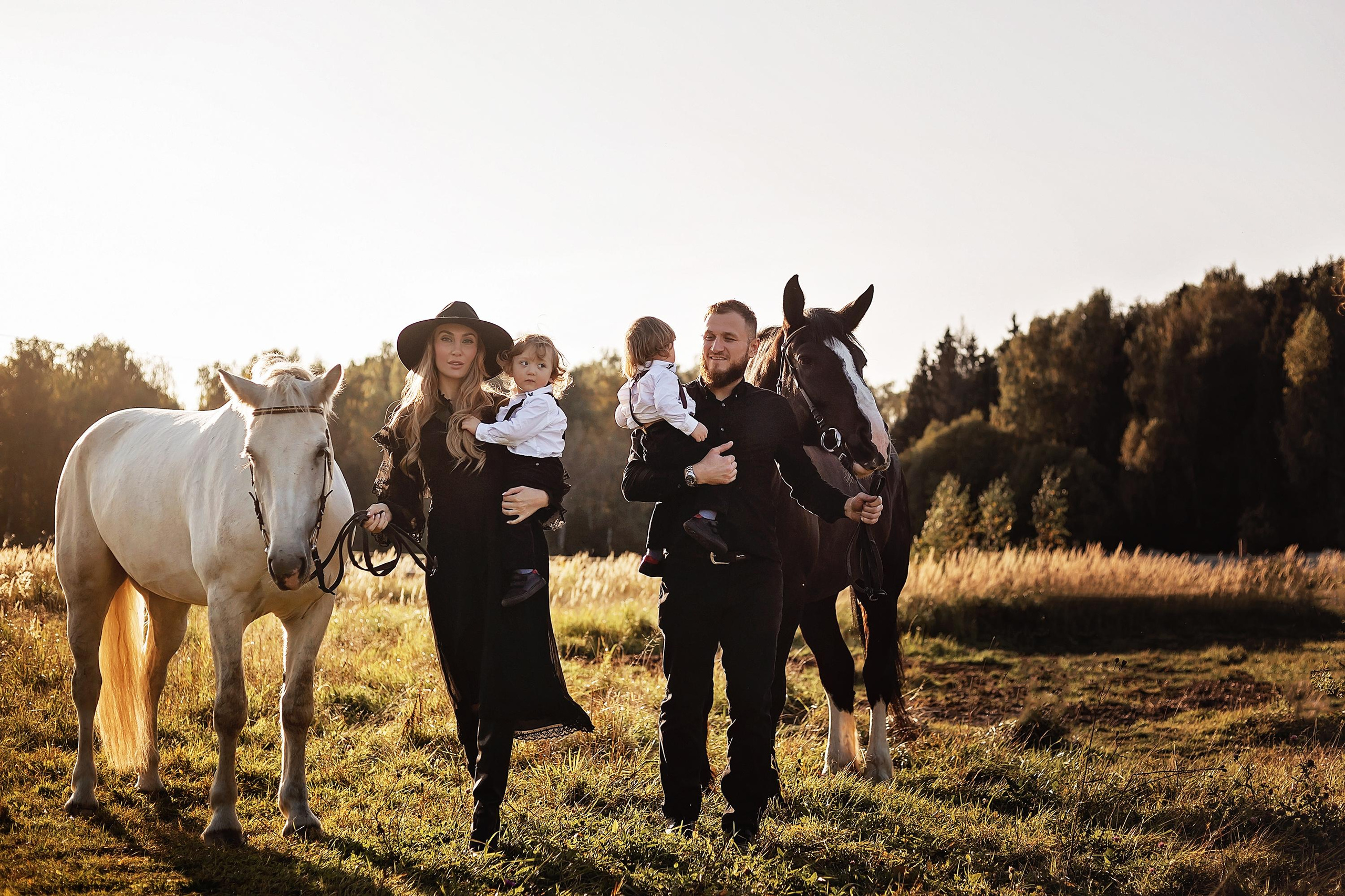 Ума и семья на конюшне. Фотограф в Москве Ксения Мокрушина | Brand & Women photographer