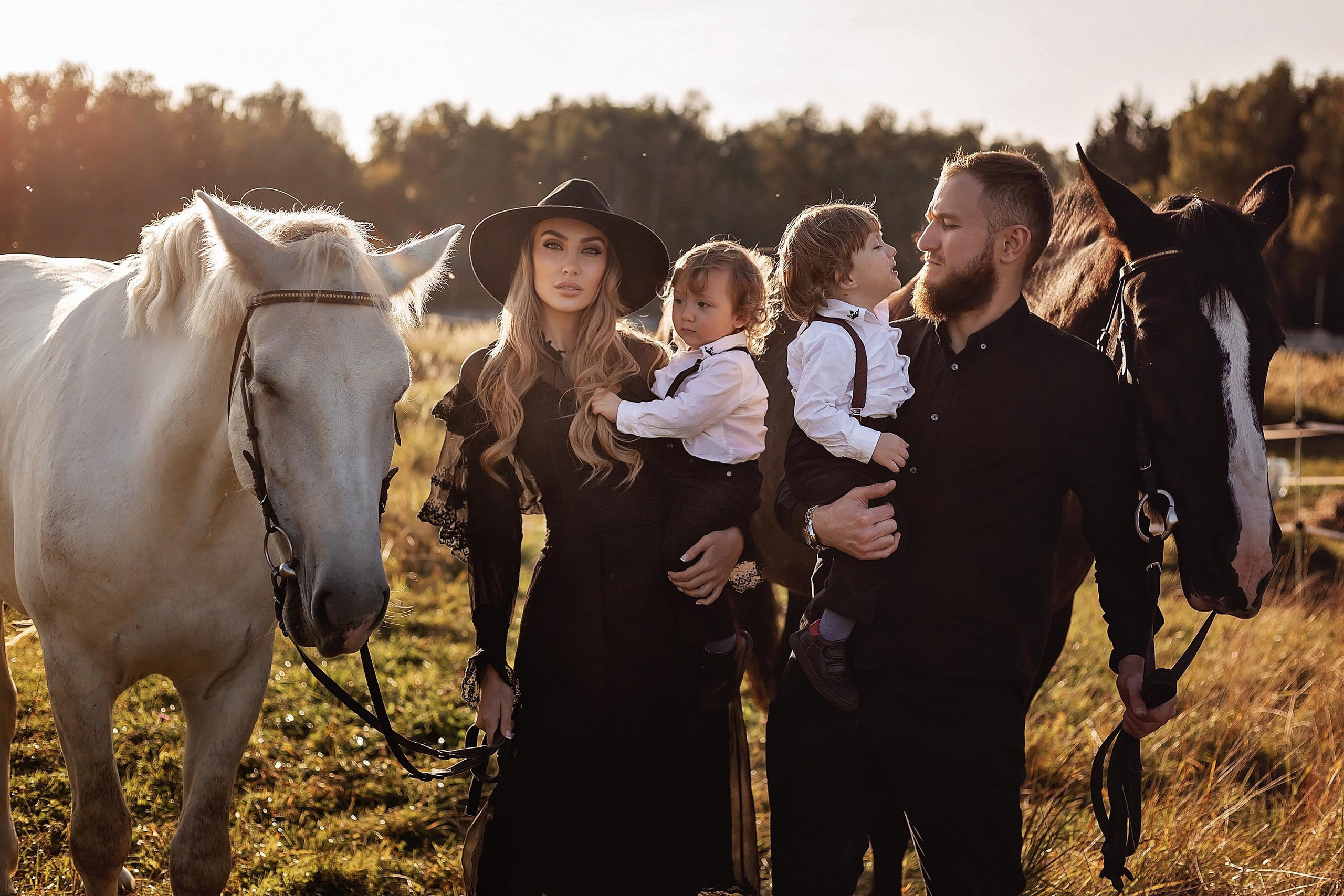 Ума и семья на конюшне. Фотограф в Москве Ксения Мокрушина | Brand & Women photographer