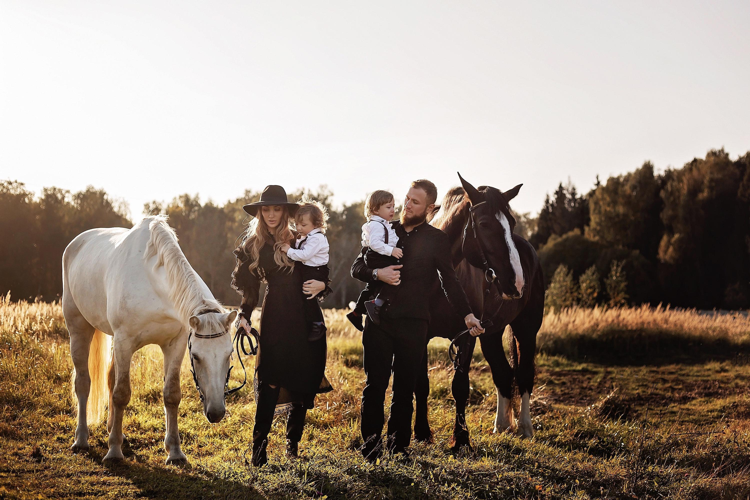 Ума и семья на конюшне. Фотограф в Москве Ксения Мокрушина | Brand & Women photographer