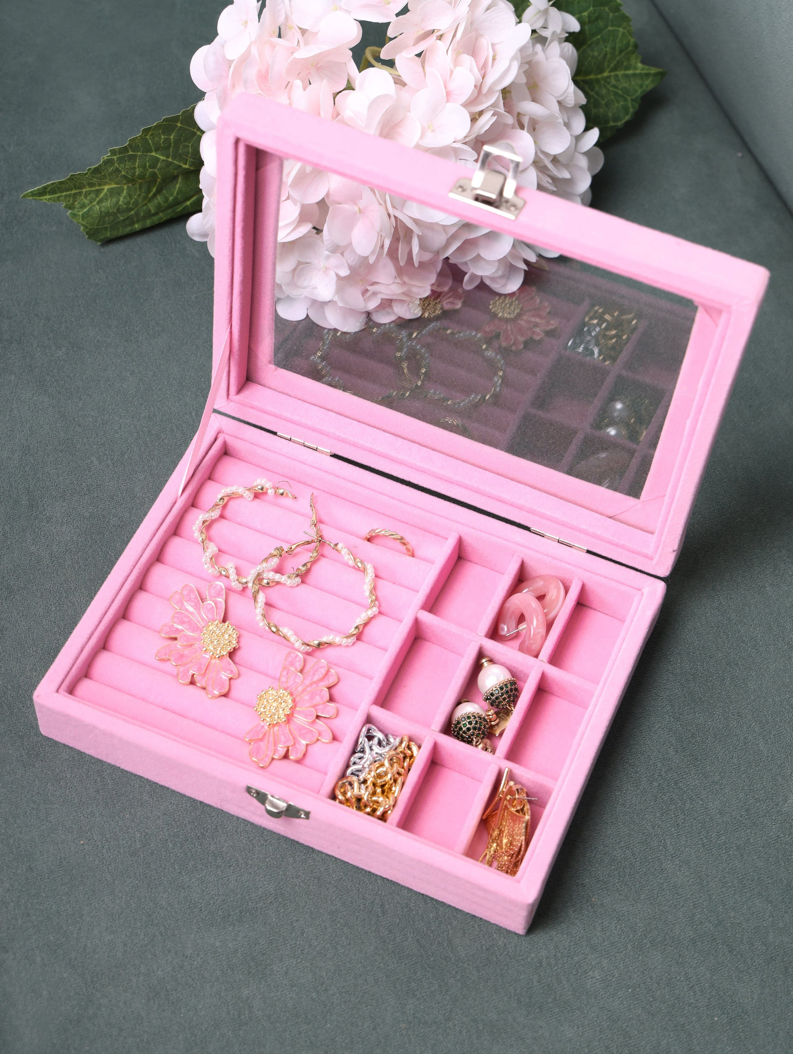 Предметная съемка аксессуара с акцентом на блестящие элементы.