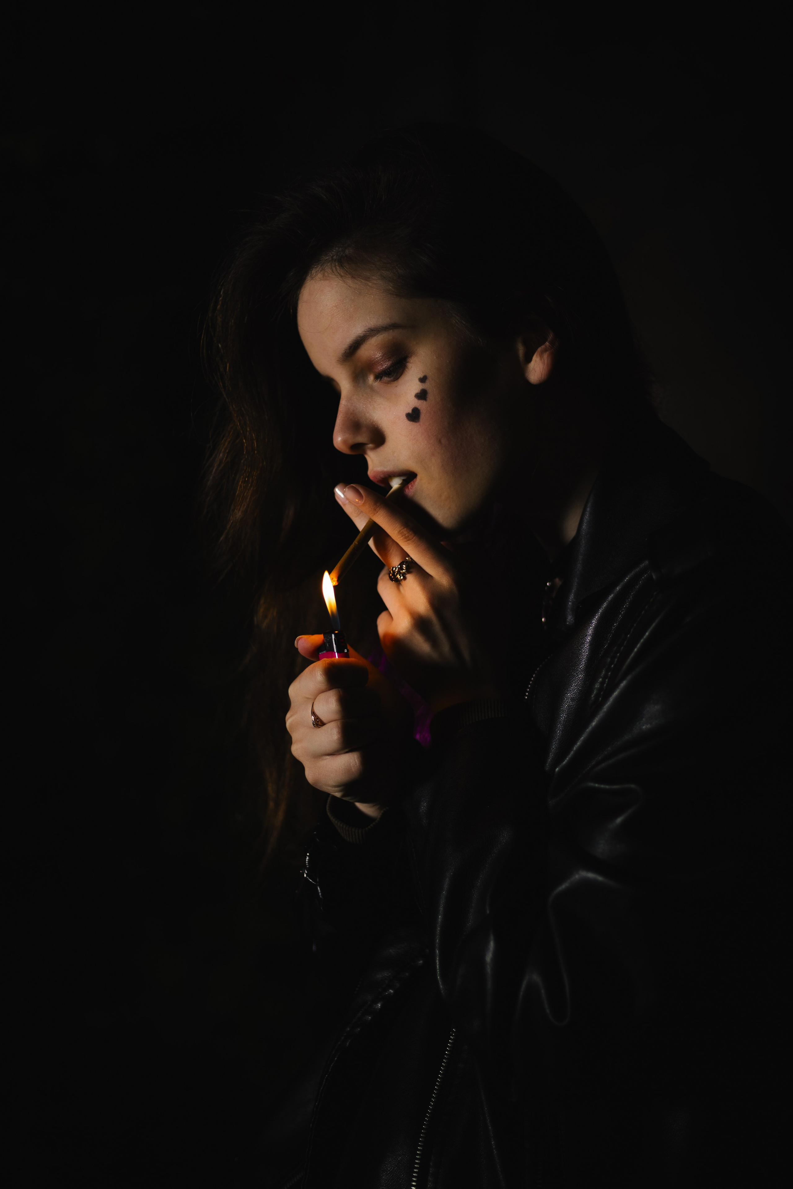 Модель: Лидия Леймон. Фотограф - Николай Мокрицкий. Импровизионаня фотосессия, в заброшенном здании. Креативная ночная фотосессия. Молодая девушка в образе неформалки. Темные волосы с фиолетовой прядью, полосатые чулки, ботинки. Зажигалка, кровь, горящий факел, огонь – атмосферное заброшенноге здания. Факел, Девушка, молодая девушка, Альтушка, Фотосеесия, Подросток, Крашенные волосы, Сигарета, Кровь, Позировка, Потрет